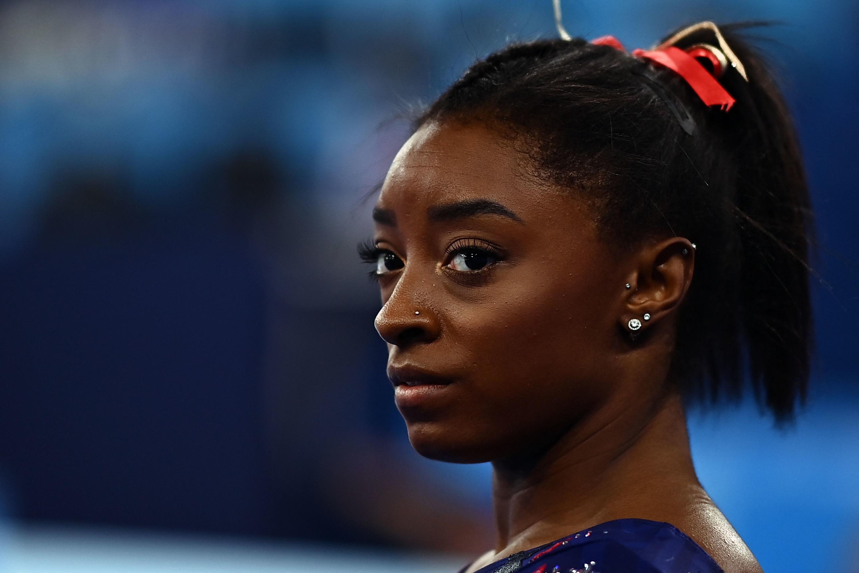 Simone Biles, ici lors des Jeux olympiques de Tokyo en 2021, va faire son retour à la compétition en août prochain. AFP/LOIC VENANCE