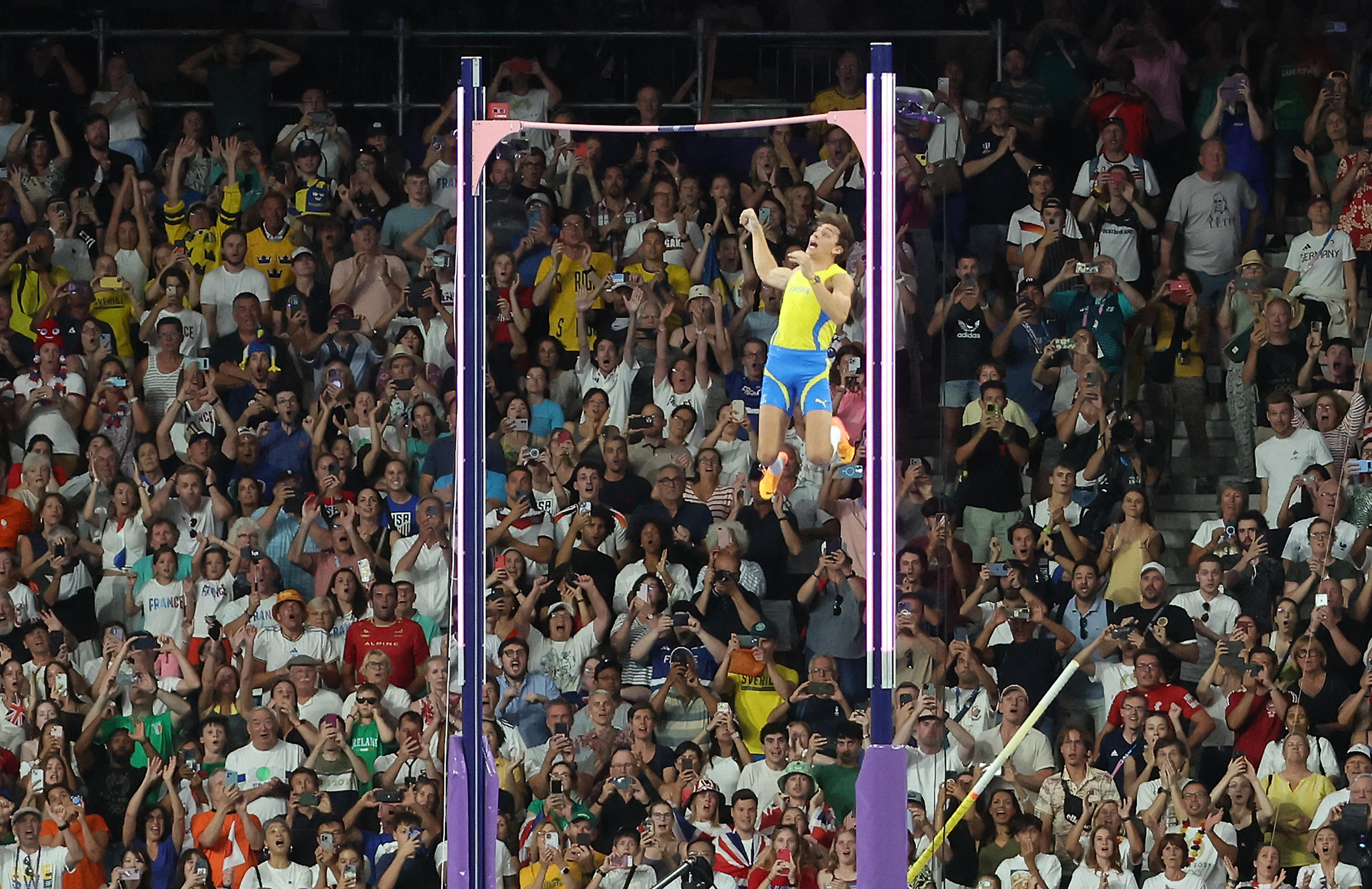 En effaçant une barre à 6,25 m lors de sa conquête de l'or olympique, Armand Duplantis est entré un peu plus dans la légende. Abaca/UPI/Maya Vidon-White