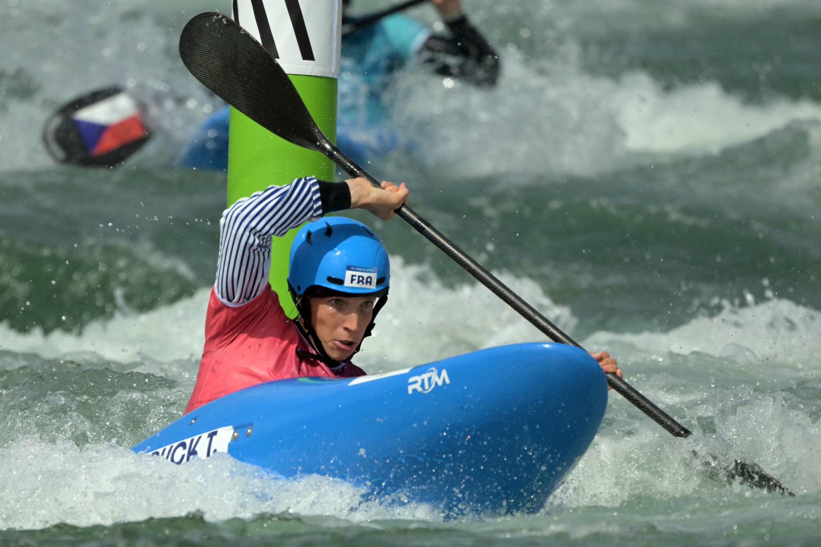 Titouan Castryck lors de l'épreuve de kayak cross. AFP/BERTRAND GUAY