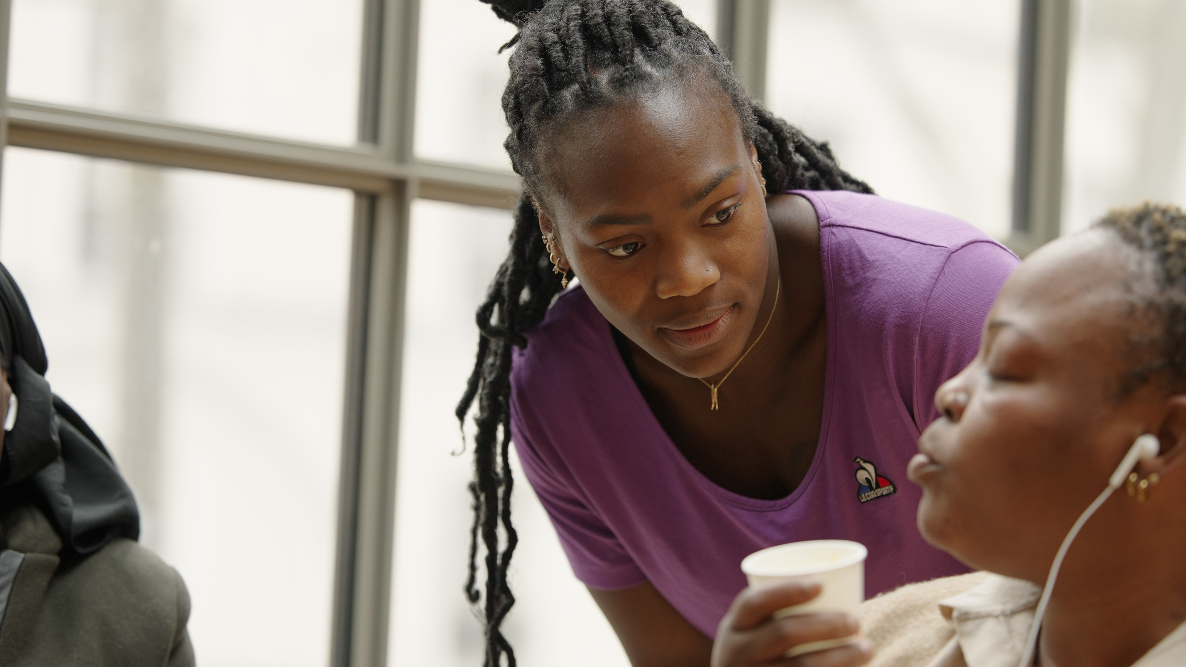 La championne de judo Clarisse Agbégnénou a passé quelques heures auprès de femmes sans-abri accueillies à la Halte des femmes au Carreau du Temple de Paris (IIIe). Photo Le Coq Sportif