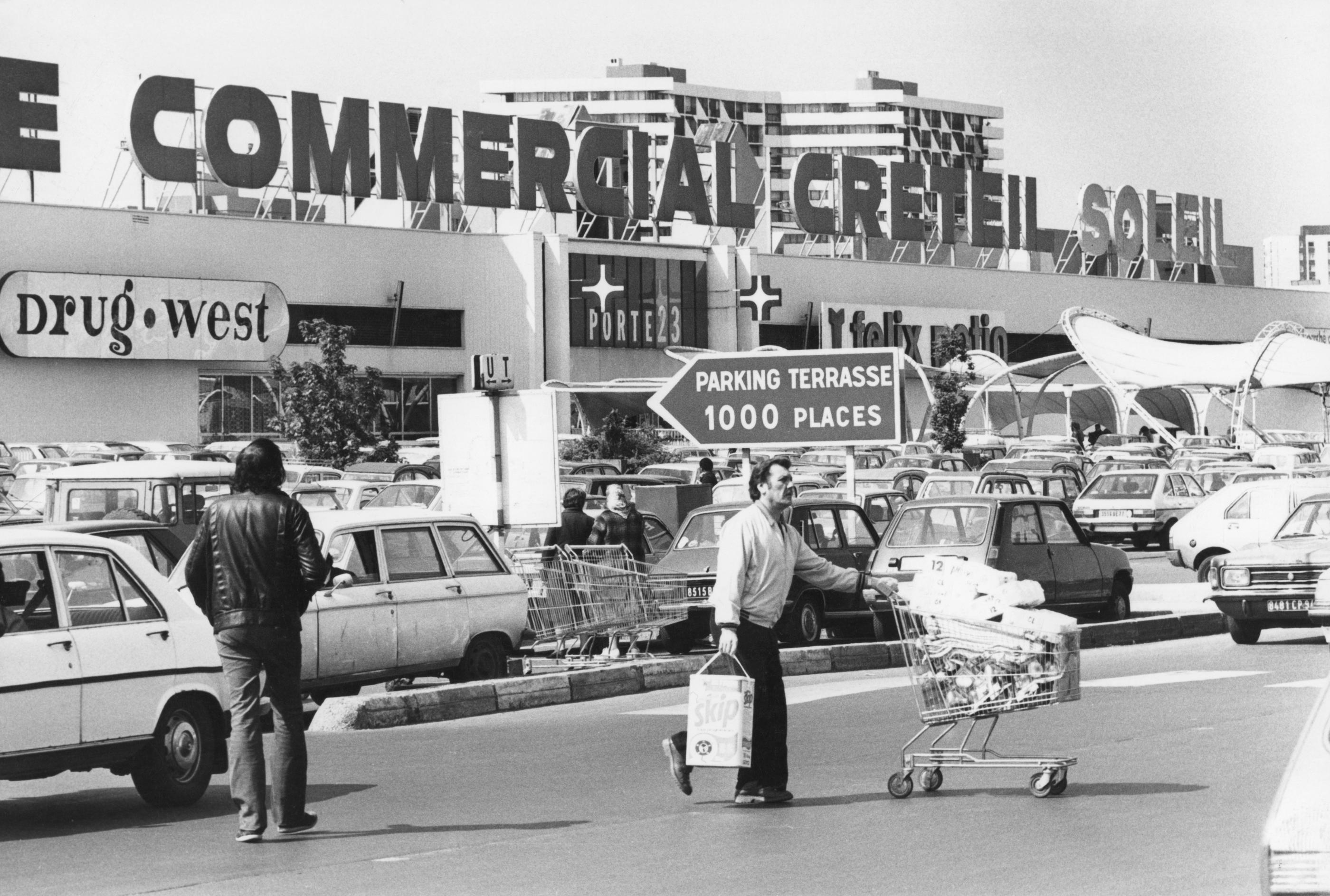 Créteil (Val-de-Marne), en 1985. L'enseigne de grande distribution Félix Potin (à droite) a fait partie des magasins ayant contribué à la renommée du centre commercial Créteil-Soleil. Gamma Rapho/Jean-Marc Charles