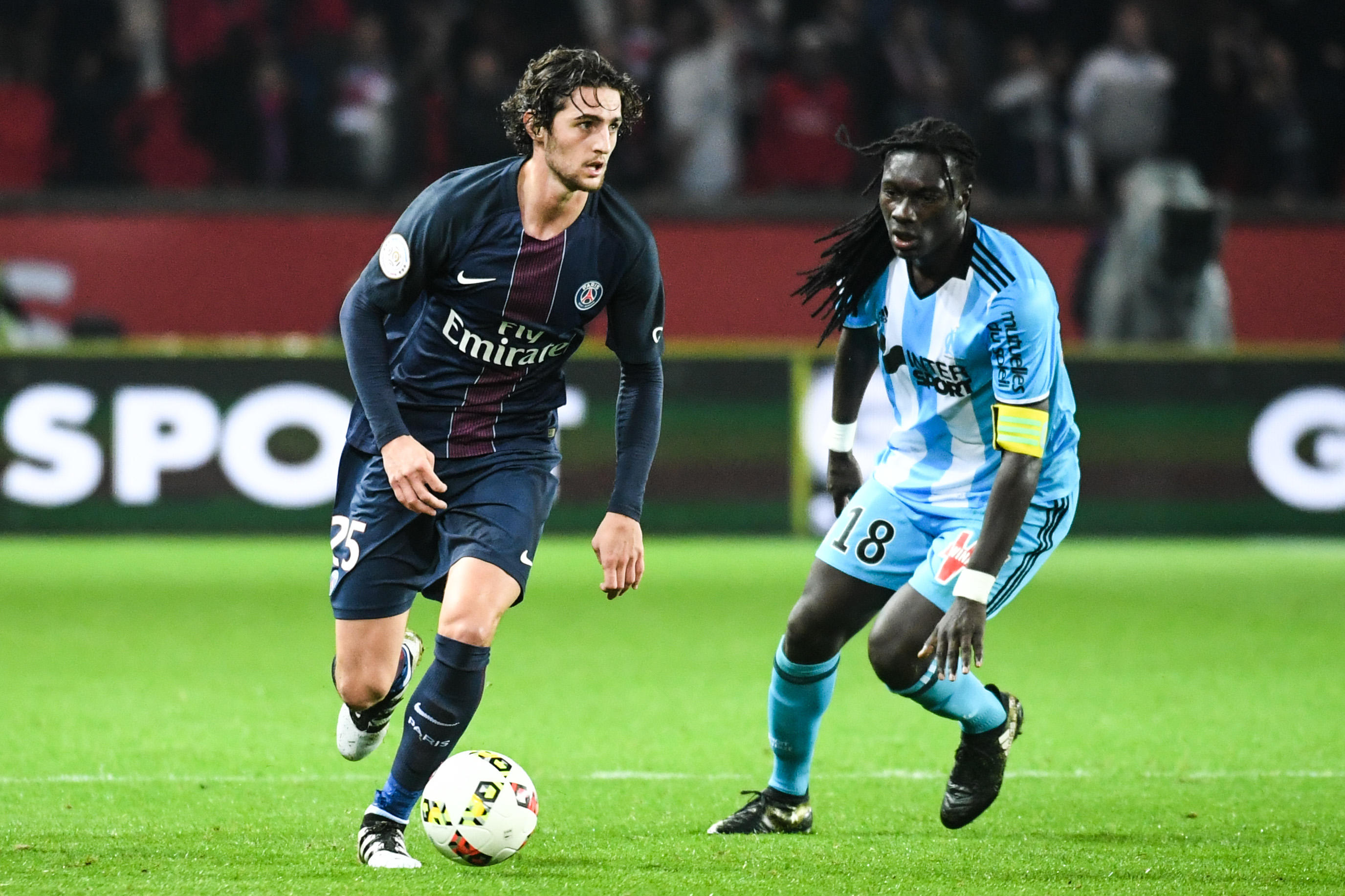 Adrien Rabiot (ici face à Bafétimbi Gomis lors du clasico du 23 octobre 2016, au Parc des princes) s'est déclaré motivé à l'idée d'être entraîné par Roberto De Zerbi. Anthony Dibon/Icon Sport