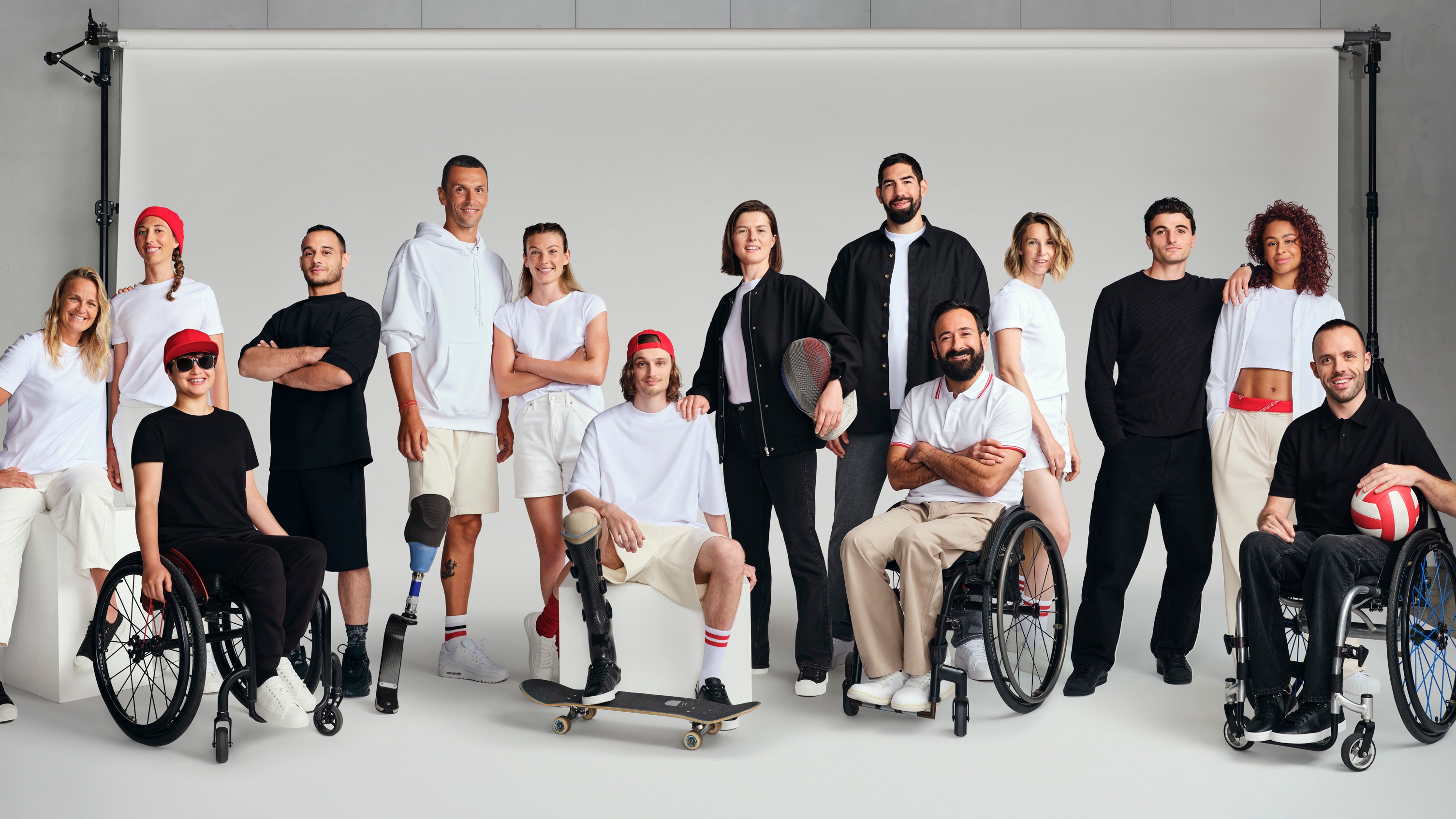 Les 14 athlètes olympiques et paralympiques de la Team Toyota. On y reconnaît notamment le gymnaste Samir Ait Saïd (debout, 3e à g.), le handballeur Niko Karabatic (debout, 4e à dr.) ou à ses côtés, l'athlète handisport Marie-Amélie Le Fur. Toyota