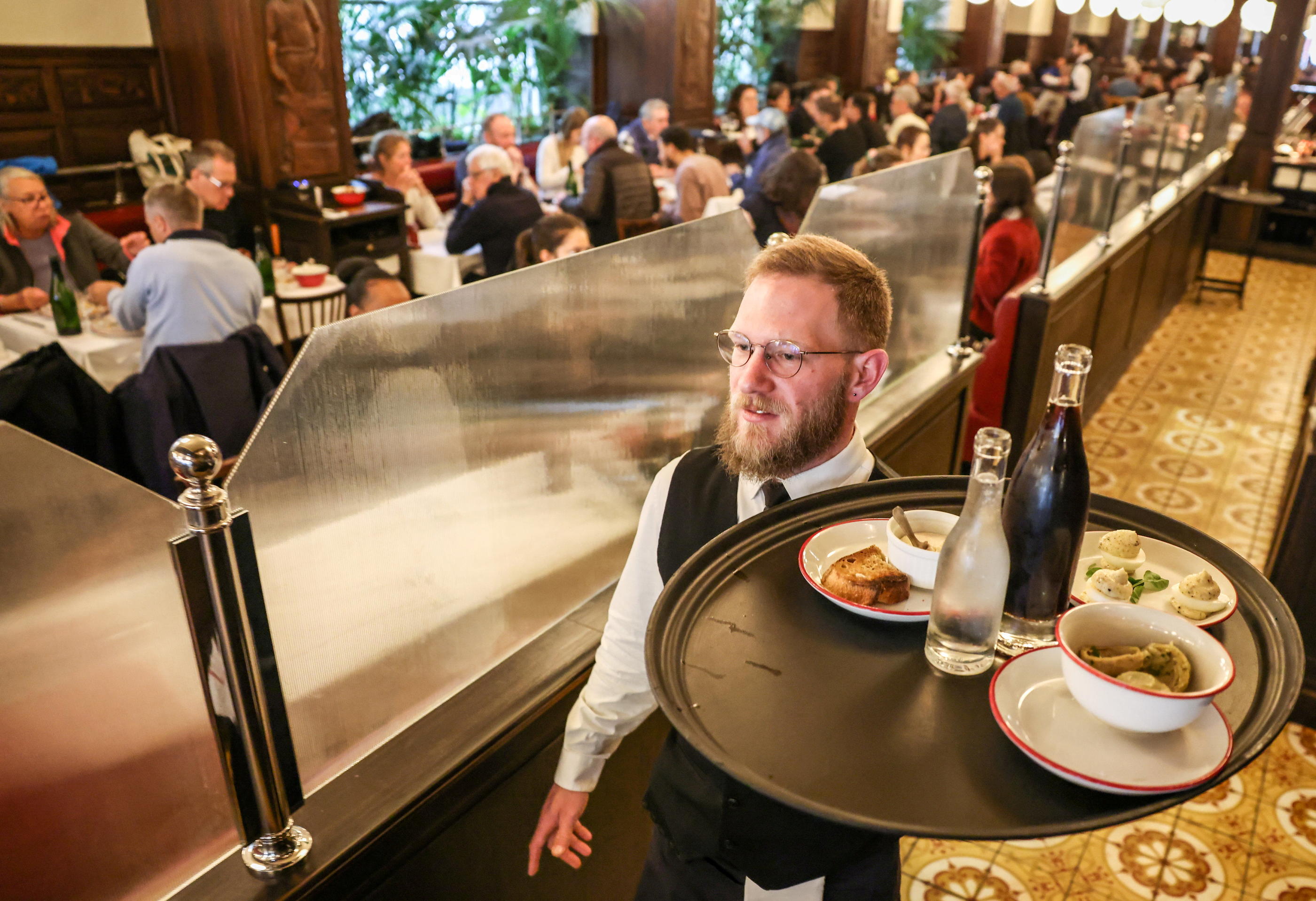 Au Bouillon République (ici en mai 2023) dans le IIIe arrondissement de Paris, on sert, entre autres, des œufs mayo de compétition à 2,50 euros. LP/Fred Dugit