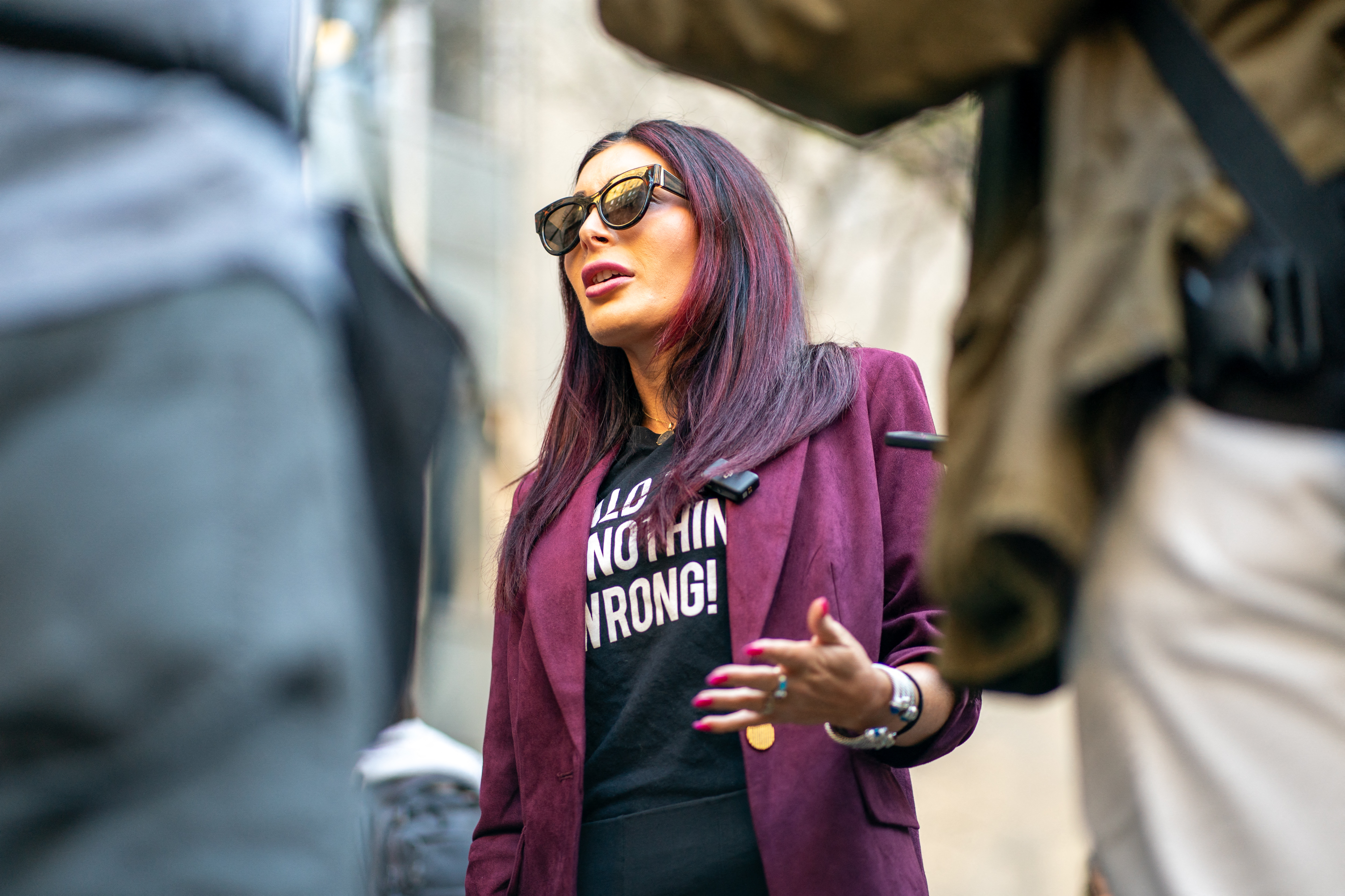 Laura Loomer s’adressant aux médias à New York avant le début du procès de l’ancien président Donald Trump devant la cour criminelle de Manhattan, le 15 avril 2024. AFP via Getty Images/ David Dee Delgado