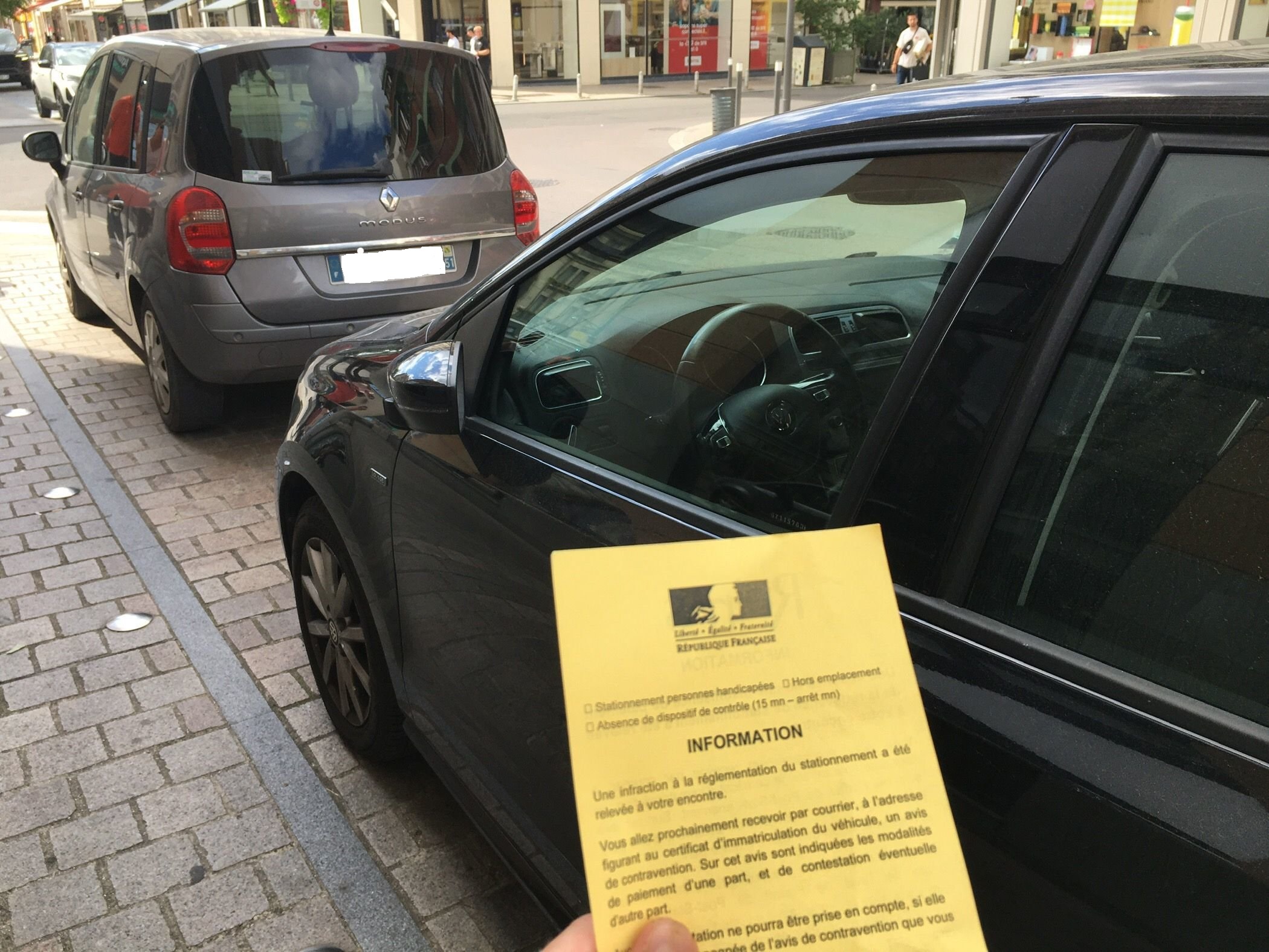 Une arnaque aux faux PV de stationnement est apparue dans les rues de Reims, avec des documents imitant ceux déposés par les agents de la voie publique... A la seule différence qu'il s'y trouve un QR code frauduleux. LP/Marie Blanchardon