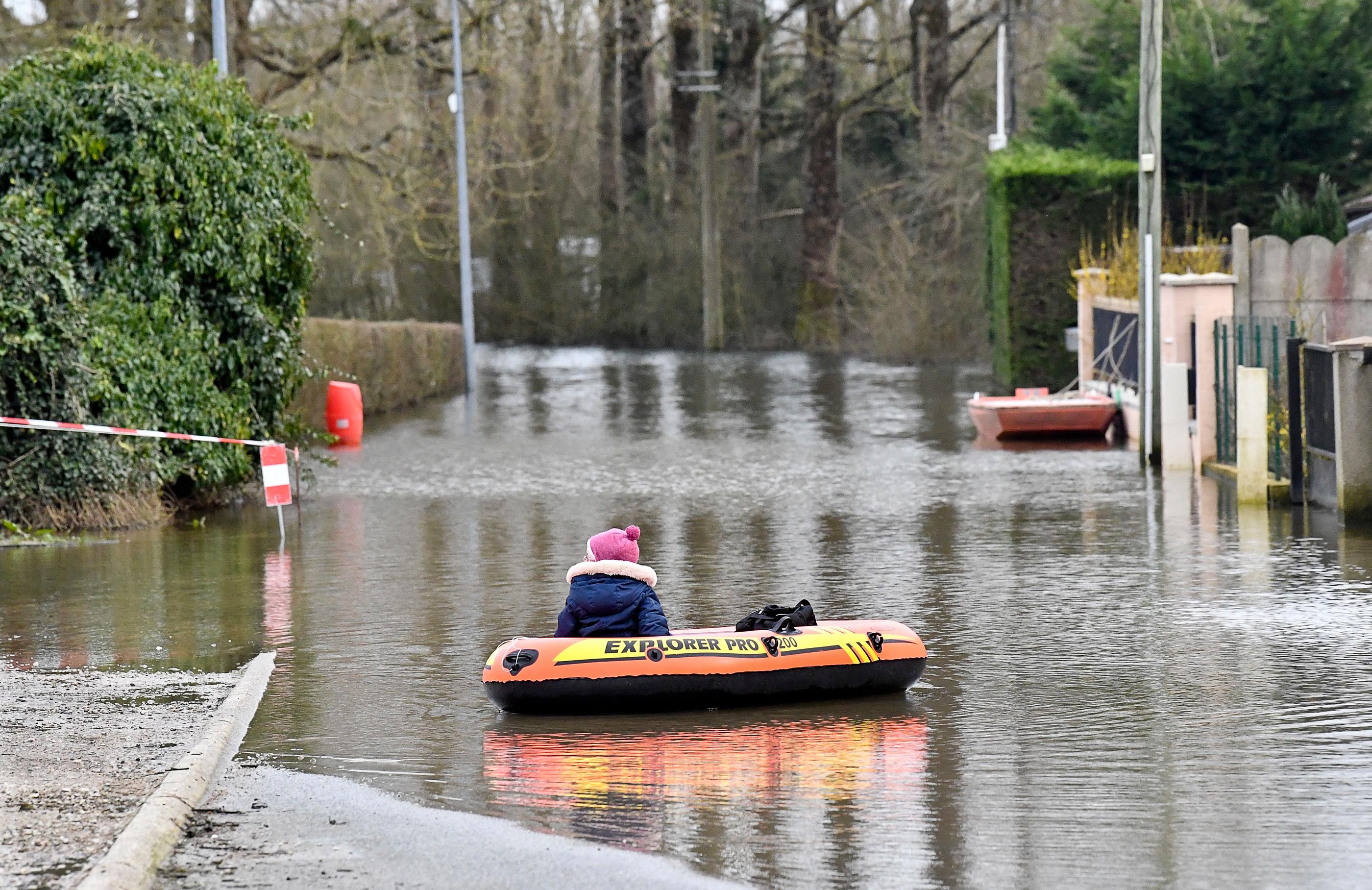 Les habitants d'Attin estiment que les travaux menés depuis les inondations de cet hiver (ici en mars dernier) sont insuffisants. Ils voient arriver les grandes marées des 19 et 20 septembre avec une grande inquiétude. PhotoPQR/La Voix du Nord/Sebastien Jarry