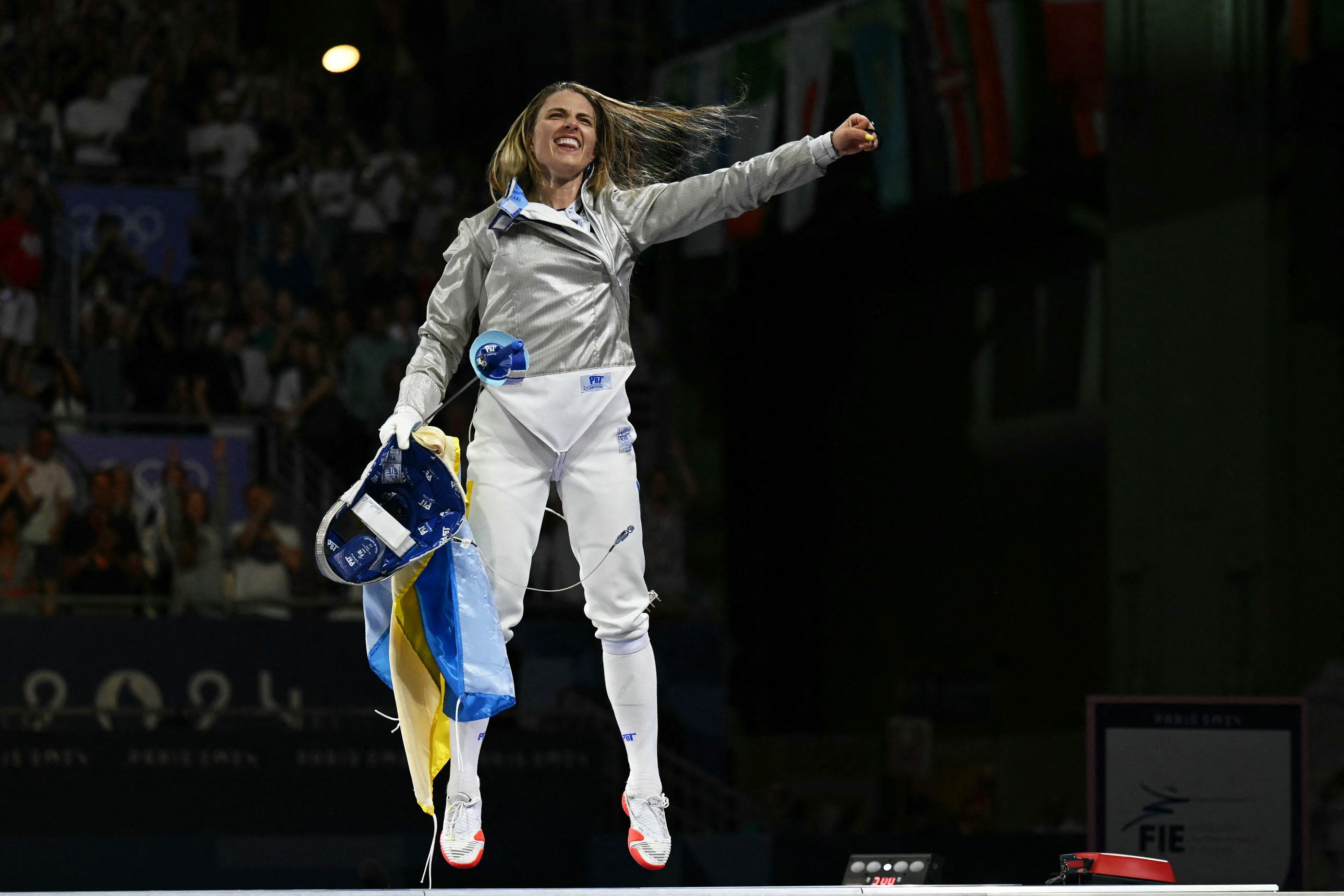 La joie d'Olha Karlan après la victoire ukrainienne lors de la finale du sabre par équipes. AFP.