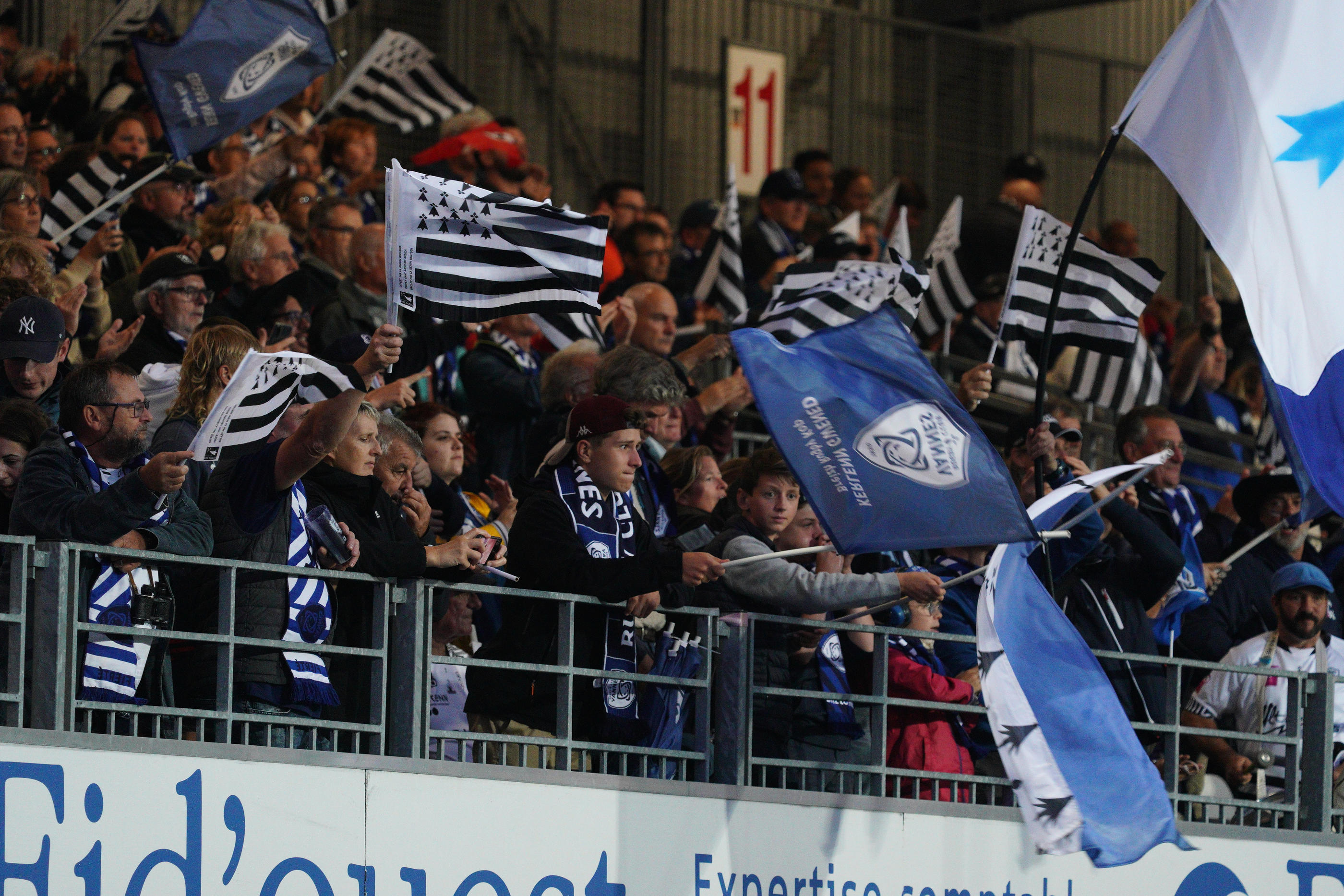 Dimanche dernier, au stade de la Rabine, les supporters de Vannes, largement battu par Toulouse, faisaient grise mine. Les Bretons espèrent se rattraper ce samedi à Paris. Icon Sport/Dave Winter