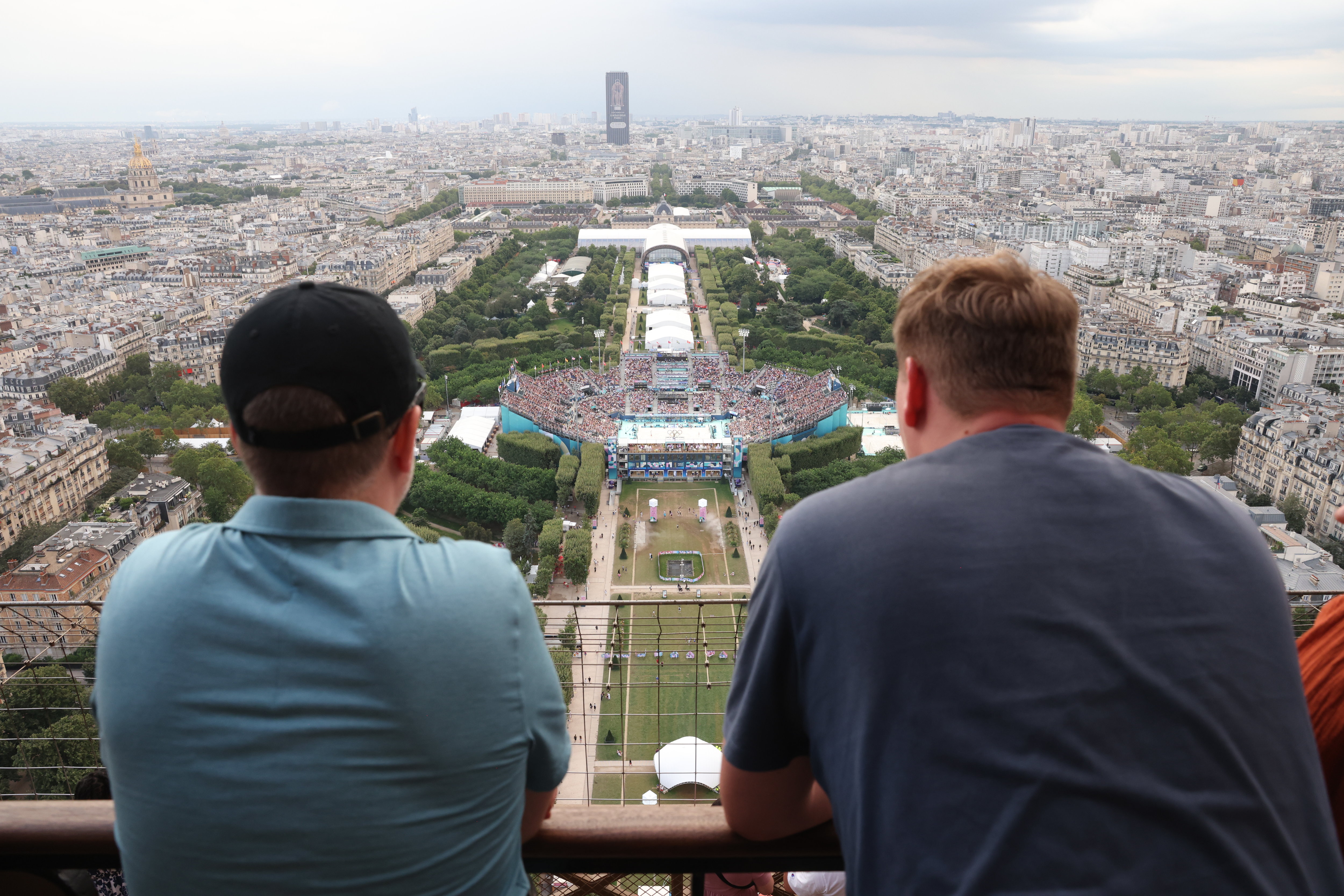 Paris (VIIe), jeudi 1er août. Les touristes montent au deuxième étage de la tour Eiffel pour voir le site du beach-volley, mais aussi le Trocadéro ou encore la vasque olympique. LP/Olivier Lejeune