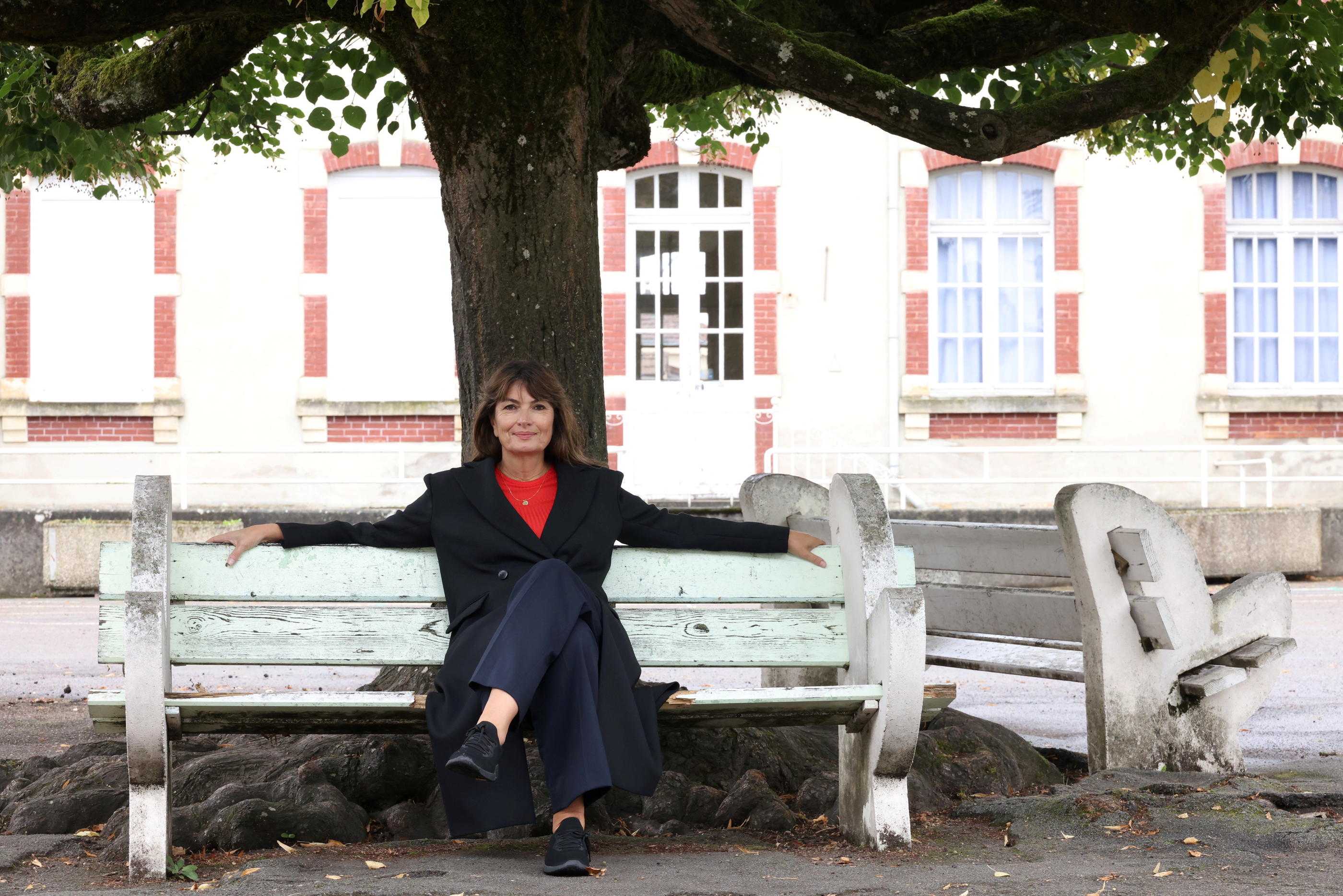 Gueugnon (Saône-et-Loire), le 11 septembre. Dans «Tata», Valérie Perrin revient sur les lieux de son enfance, comme ici dans son école primaire. LP/Delphine Goldsztejn