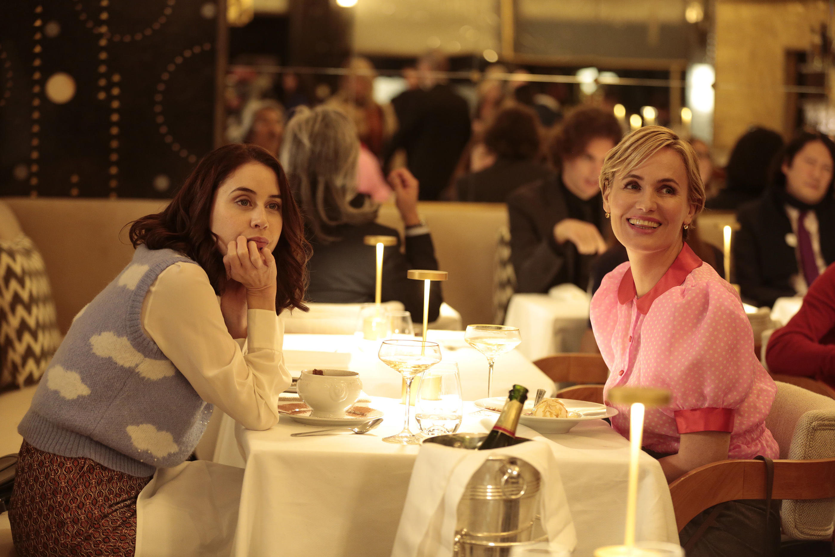 Liz Kingsman et Judith Godrèche dans « Icon of French Cinema ». La série a déjà réuni 750 000 spectateurs sur Arte.tv et des milliers de femmes écrivent à sa réalisatrice. David Koskas