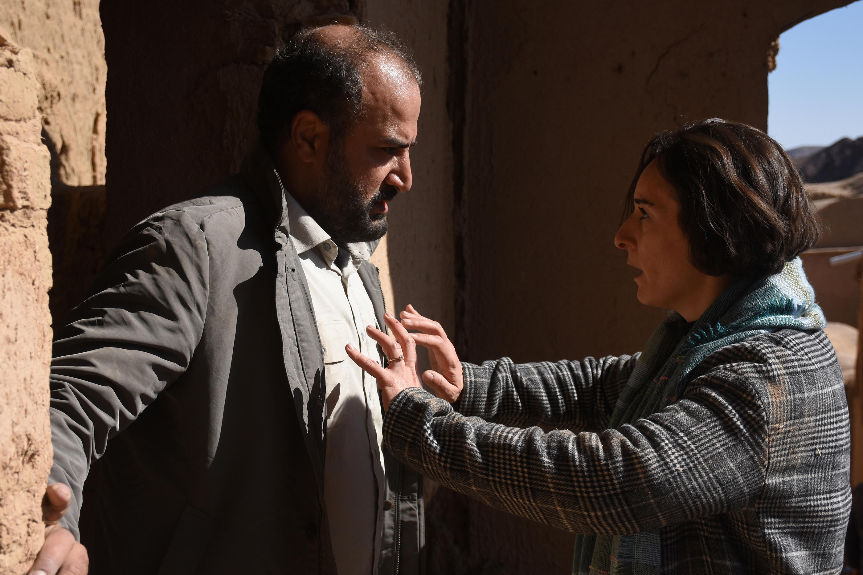 Aller voir « Les Graines du figuier sauvage », c’est aussi accompagner le combat à distance du réalisateur pour soutenir ces jeunes filles iraniennes qui risquent chaque jour leur vie en sortant les cheveux dévoilés. Run way Pictures