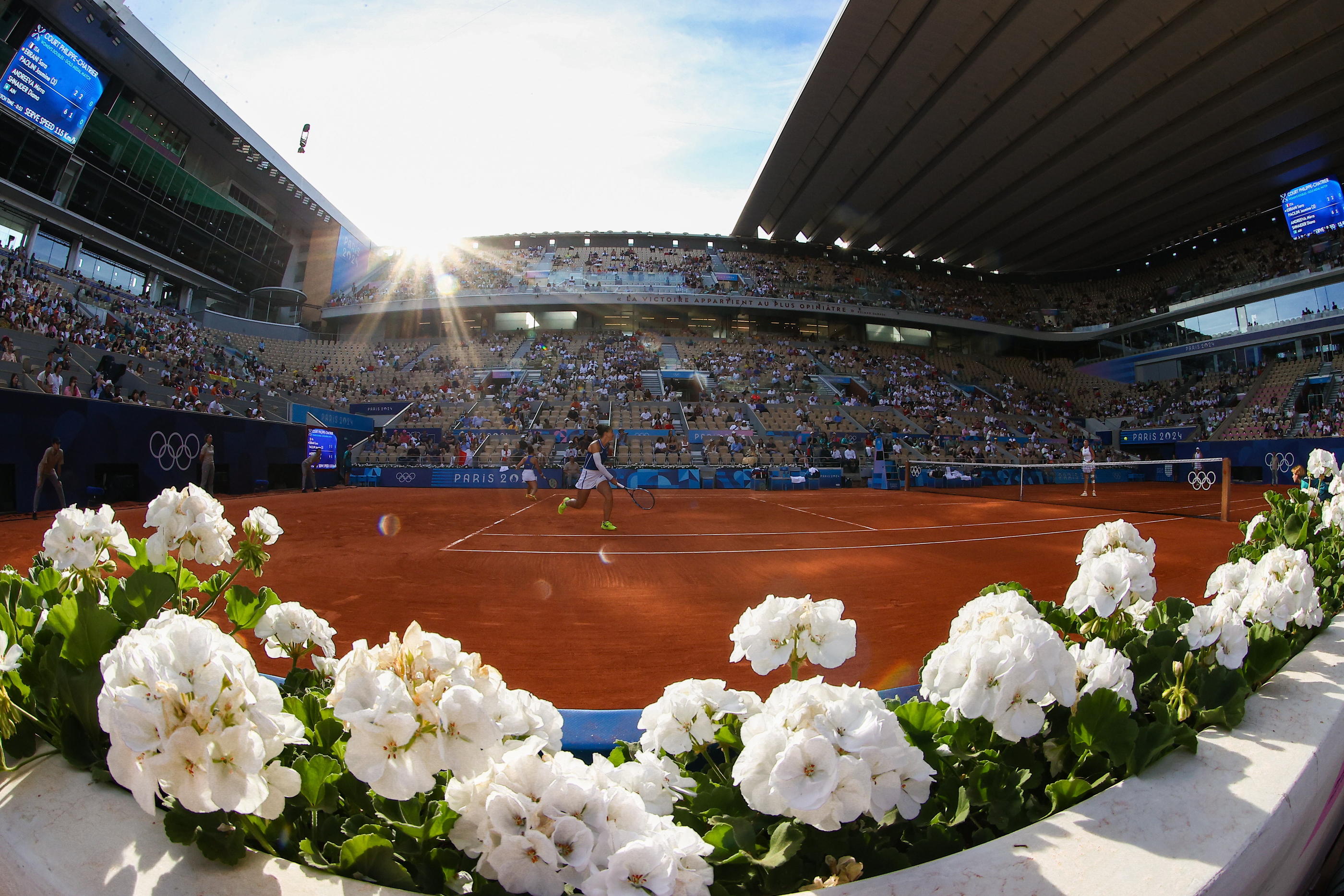 Après la finale du double femmes dimanche à Roland-Garros, le court Philippe-Chatrier s'est métamorphosé en ring de boxe. Icon Sport