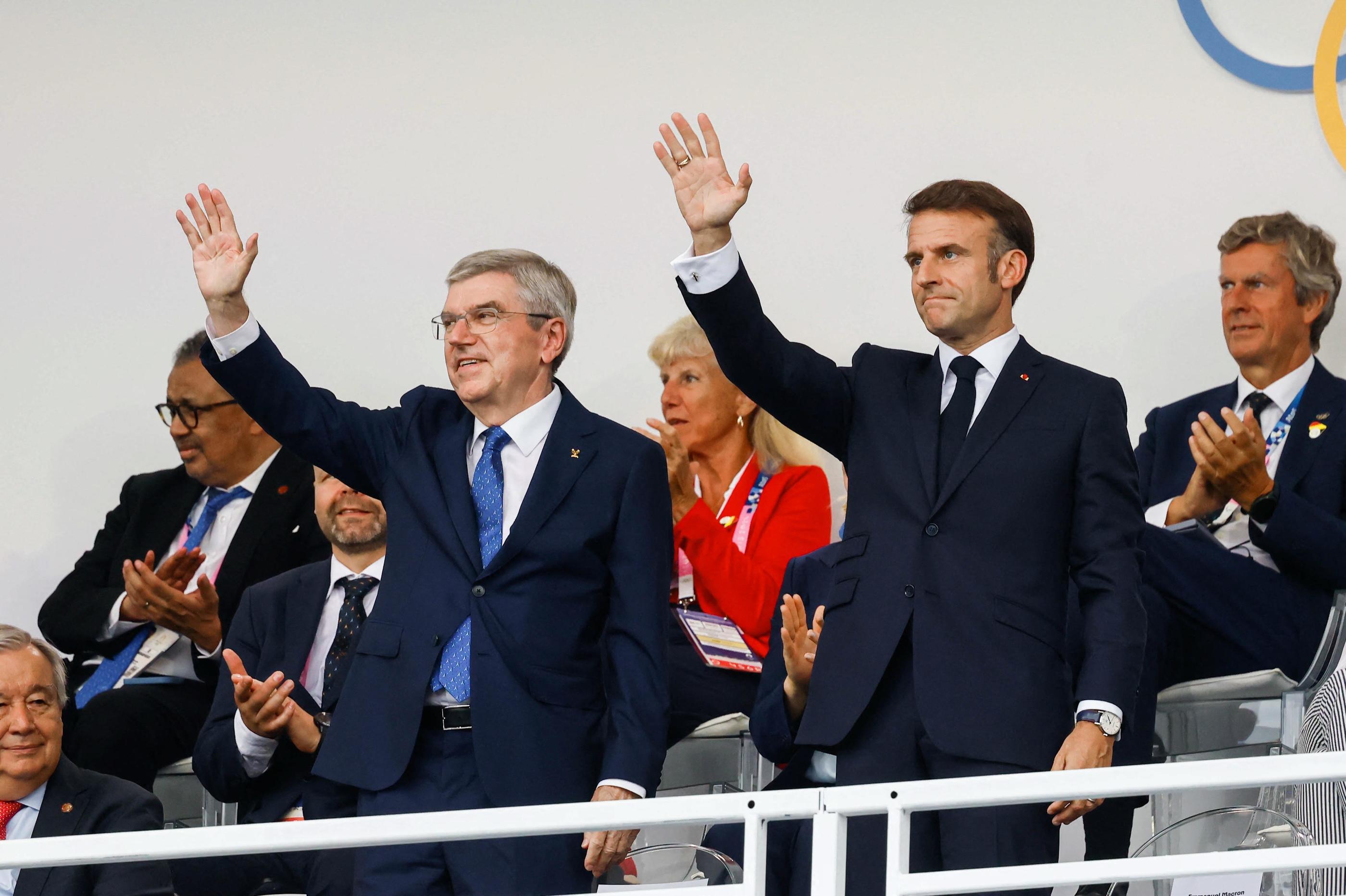 Emmanuel Macron, ici avec Thomas Bach, président du CIO, n'a que peu desserré les dents durant la cérémonie d'ouverture des Jeux olympiques, ce vendredi soir. LP/Olivier Corsan