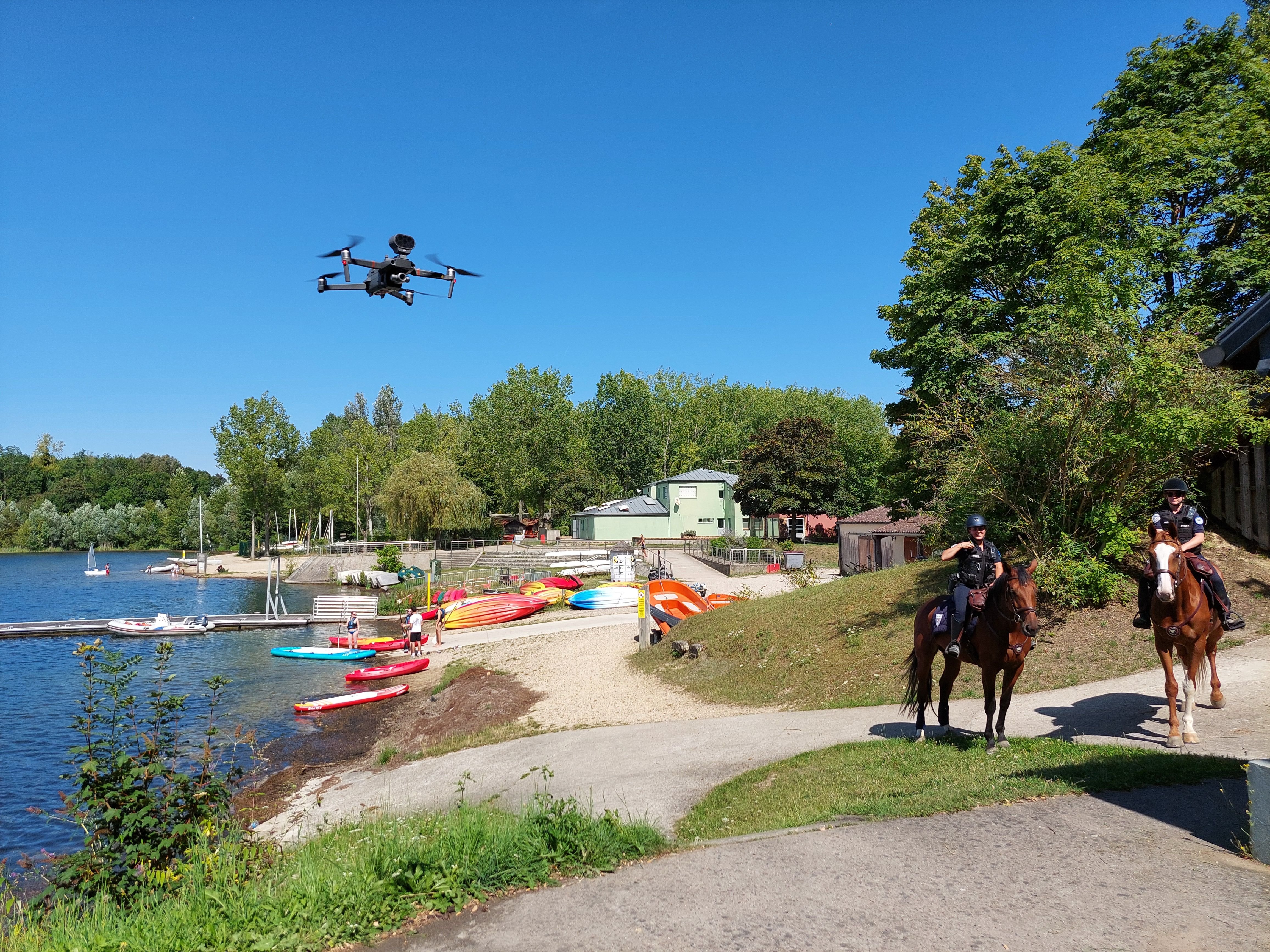 Cergy (Val-d'Oise), le 7 août. Afin de prévenir le risque de noyade, la base de loisirs de Cergy utilise des drones équipés d'un porte-voix. LP/Mehdi Gherdane