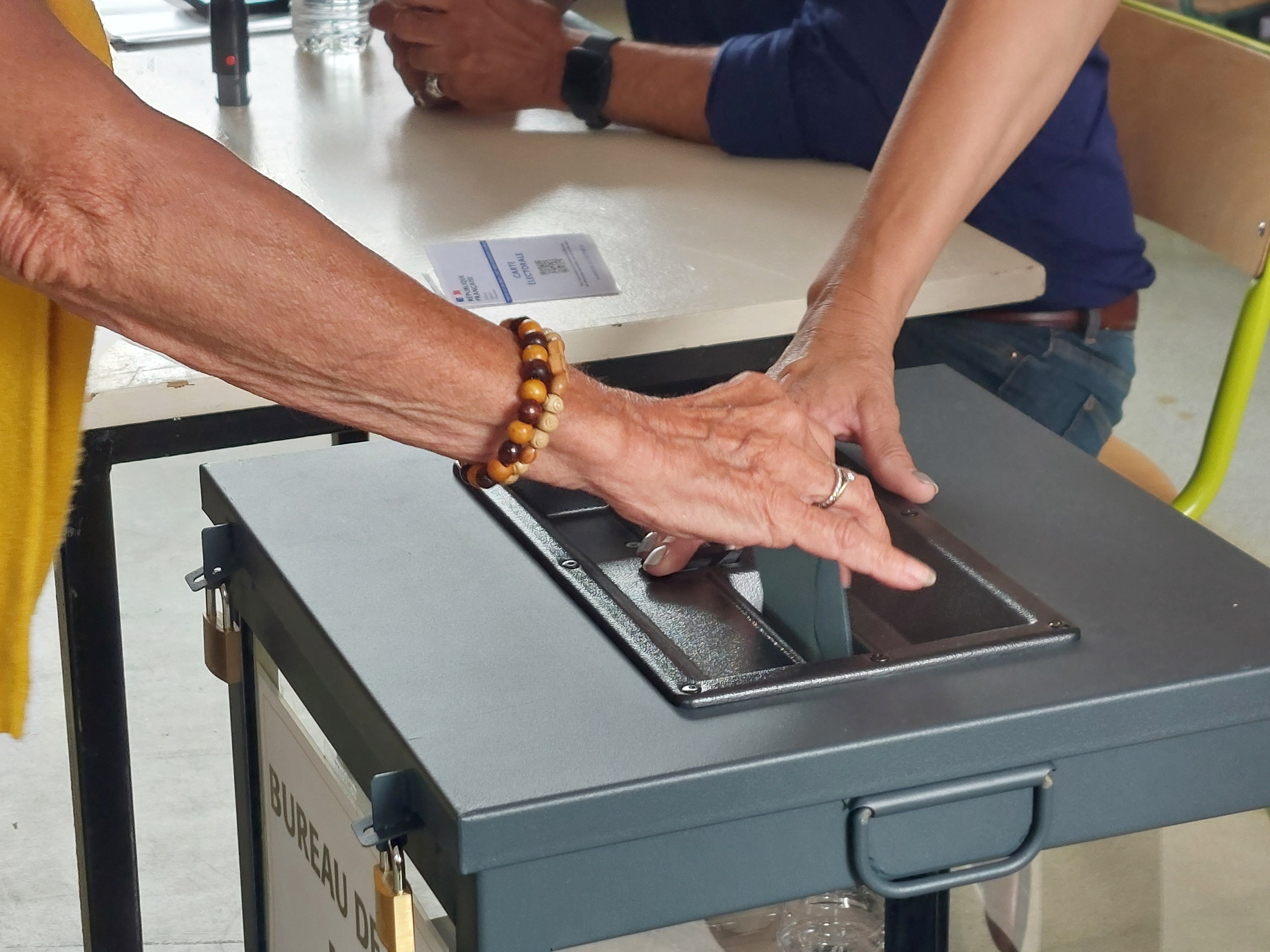 Ce dimanche 30 juin, un bureau de vote de Mantes-la-Ville (Yvelines). Dans ce département, plusieurs figures de la macronie se sont aisément qualifiées à l’issue de ce premier tour. LP/Mehdi Gherdane