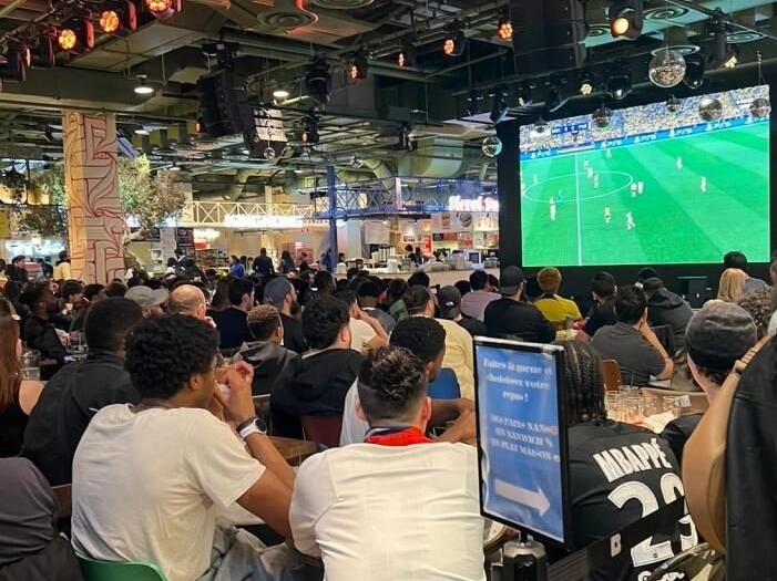 « L’ambiance était dingue en quart de finale contre le Barça », s’enthousiasme Victor Jouan, le directeur de Boom Boom Villette, un food-market niché dans le parc de la Villette (Paris, XIXe). Il espère qu'il en sera de même ce mardi.