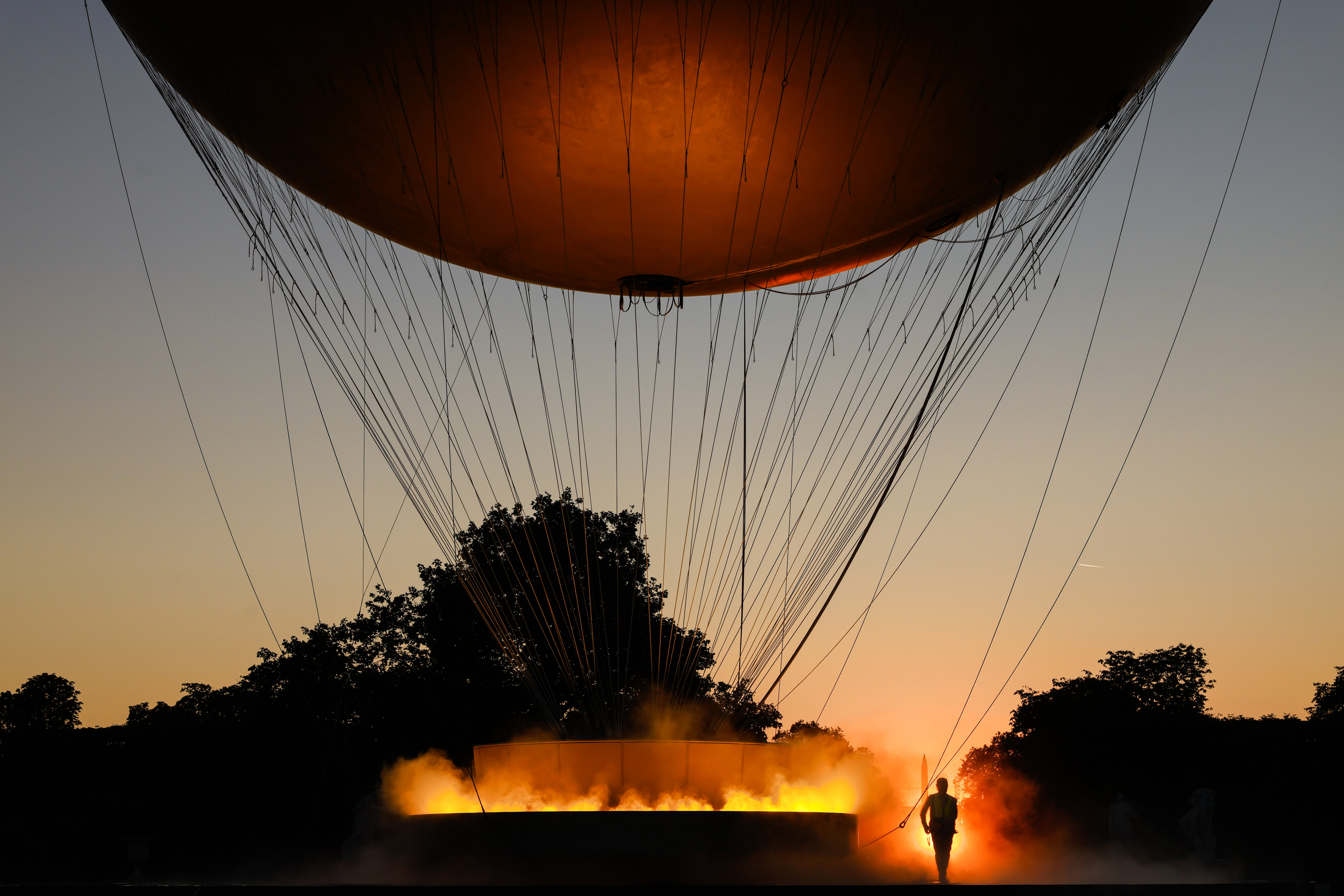 Jardin des Tuileries, Paris (Ier), 5 août 2024. Tous les soirs, en fonction de la météo, la vasque olympique dessinée par Mathieu Lehanneur s'élevaient dans les airs. LP/Olivier Corsan