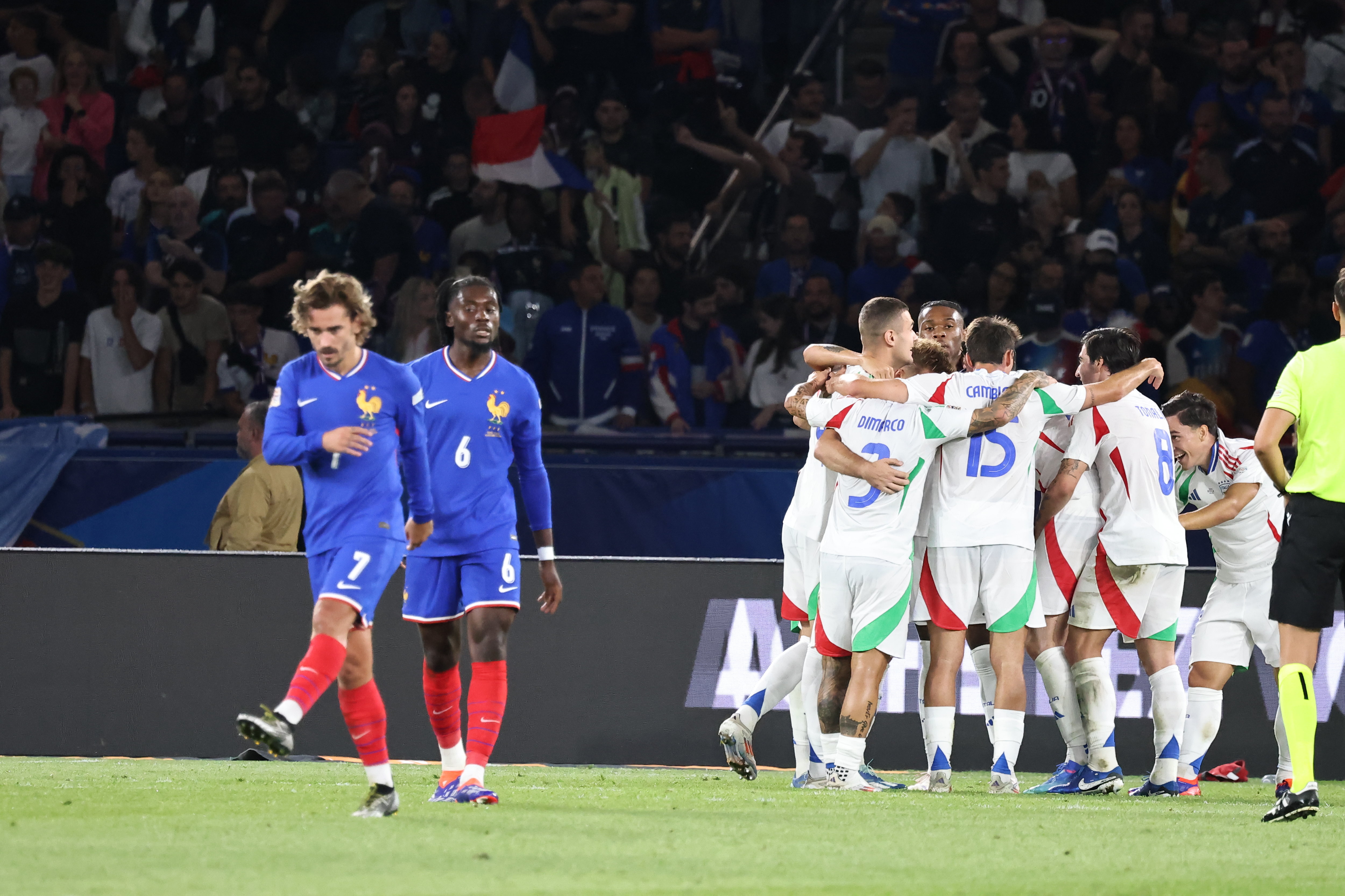 Antoine Griezmann et Manu Koné constatent les dégâs après le 3e but italien. LP/Fred Dugit