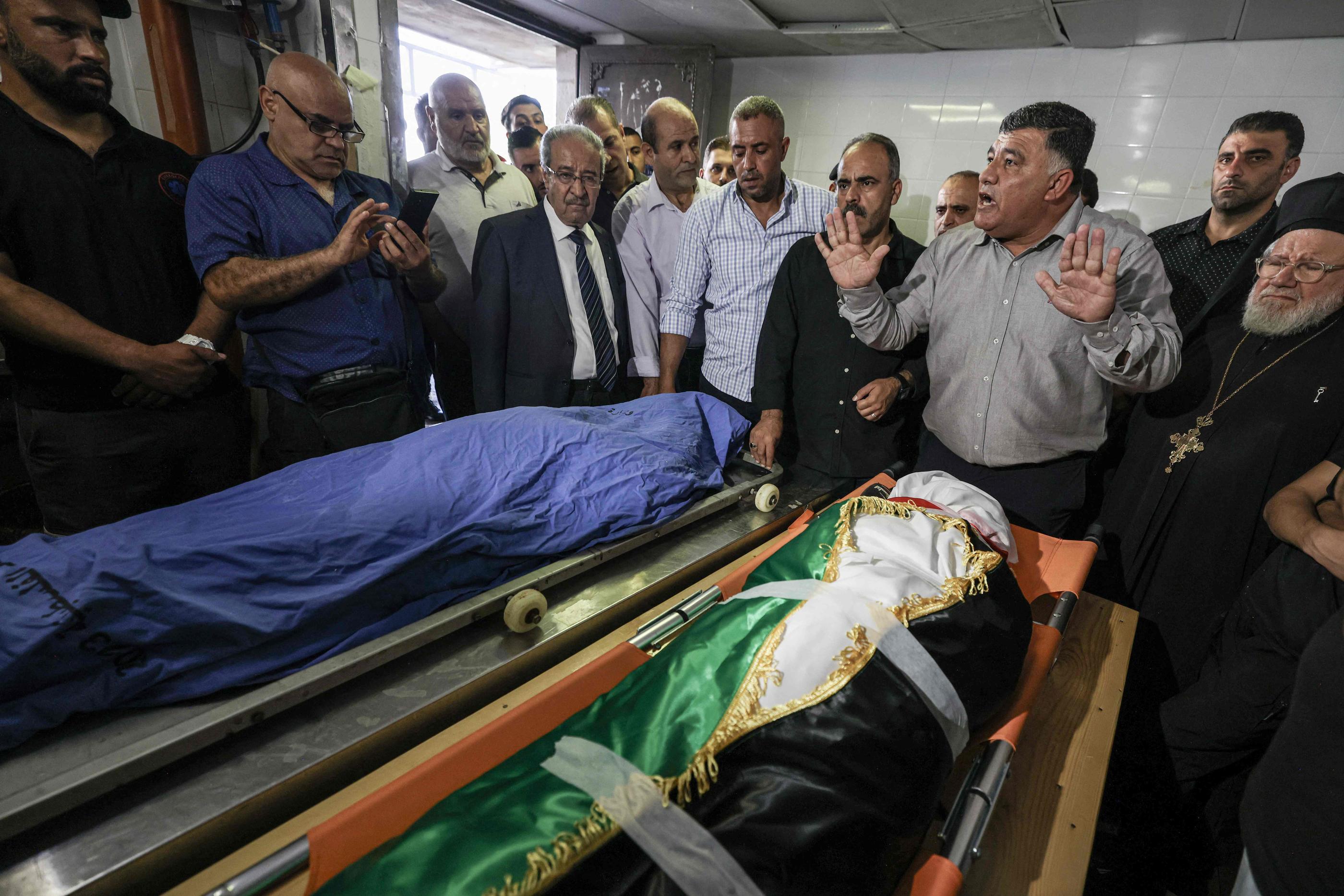 Le corps de la militante américano-turque, enveloppé dans un tissu bleu, se trouvait dans la morgue d'un hôpital à Naplouse à côté de celui d'une adolescente palestinienne de 12 ans tuée la veille près de Beita. AFP/Jaafar Ashtiyeh