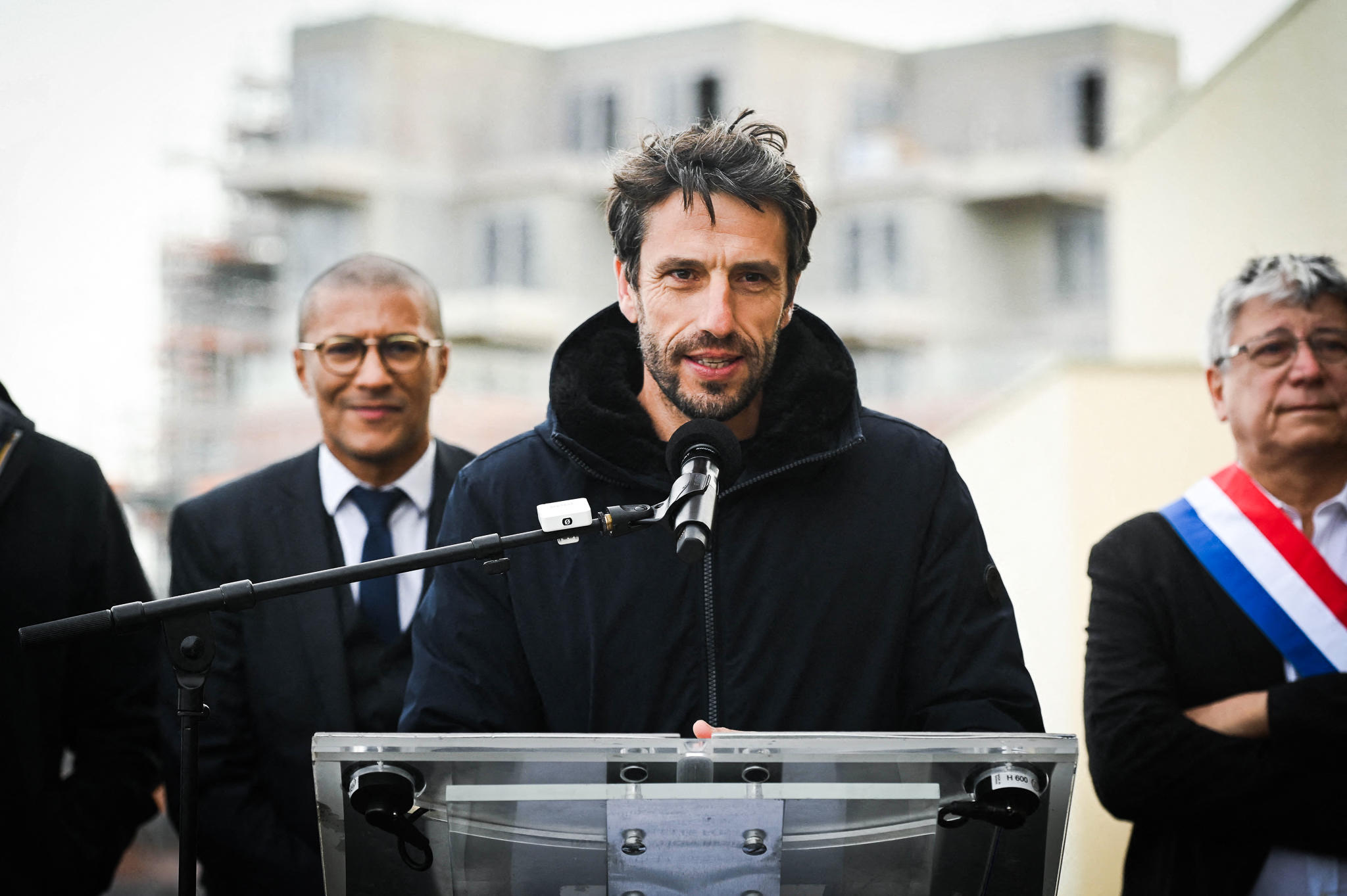 Saint-Ouen (Seine-Saint-Denis), le 11 avril 2023. Au premier plan, Tony Estanguet, le président du comité d'organisation des Jeux, devant Karim Bouamrane, le maire (PS) de Saint-Ouen et le député (LFI) de la circonscription, Éric Coquerel, lors de l'inauguration de la première résidence du village olympique. Icon sport/Stevens Thomas