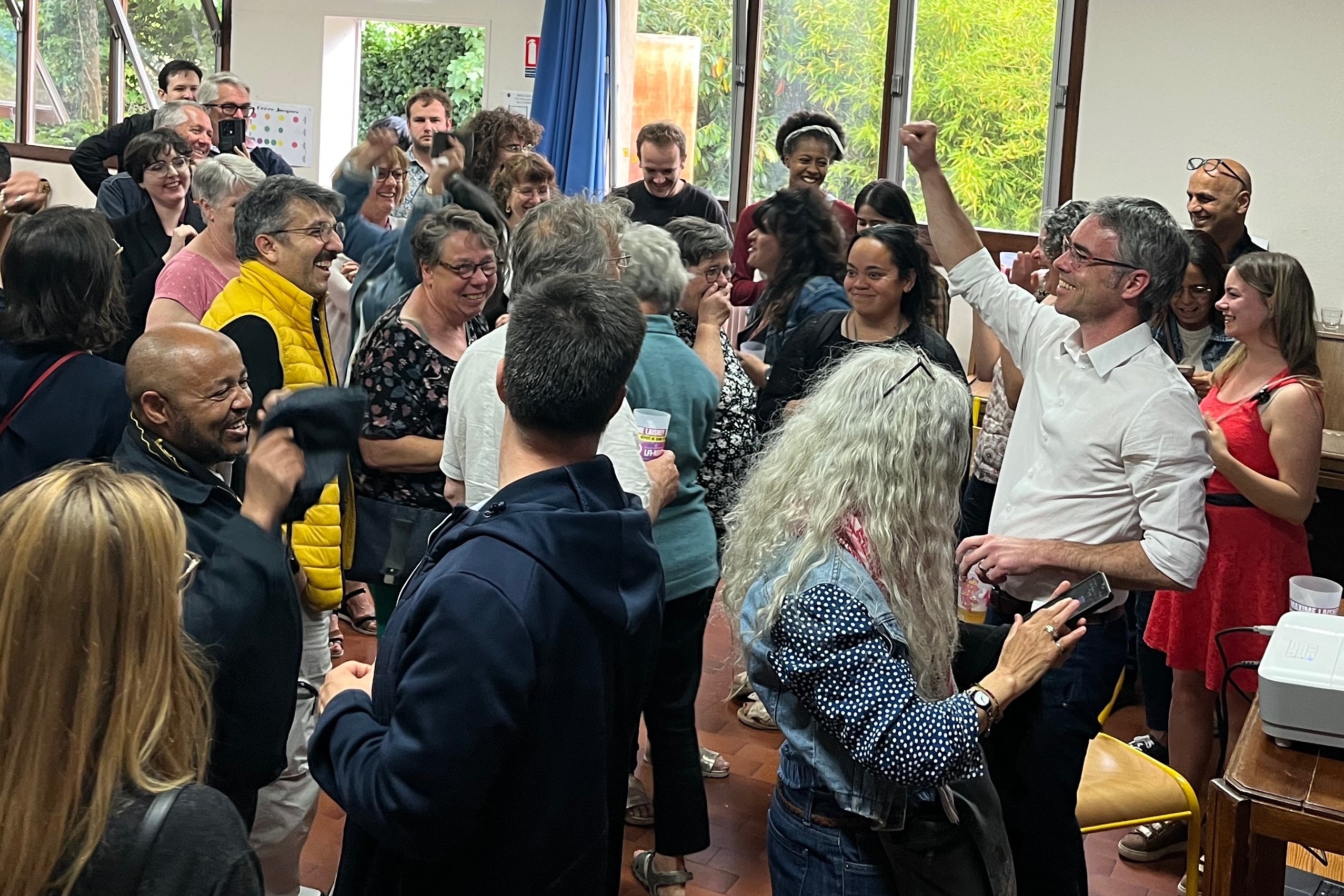 Brou-sur-Chantereine, ce dimanche 7 juillet. Maxime Laisney, poing levé, est largement réélu dans la 10e circonscription de Seine et Marne (Chelles). Au total, le Nouveau Front populaire remporte six sièges au second tour de ces législatives anticipées. (LP/Orianne Gendreau)