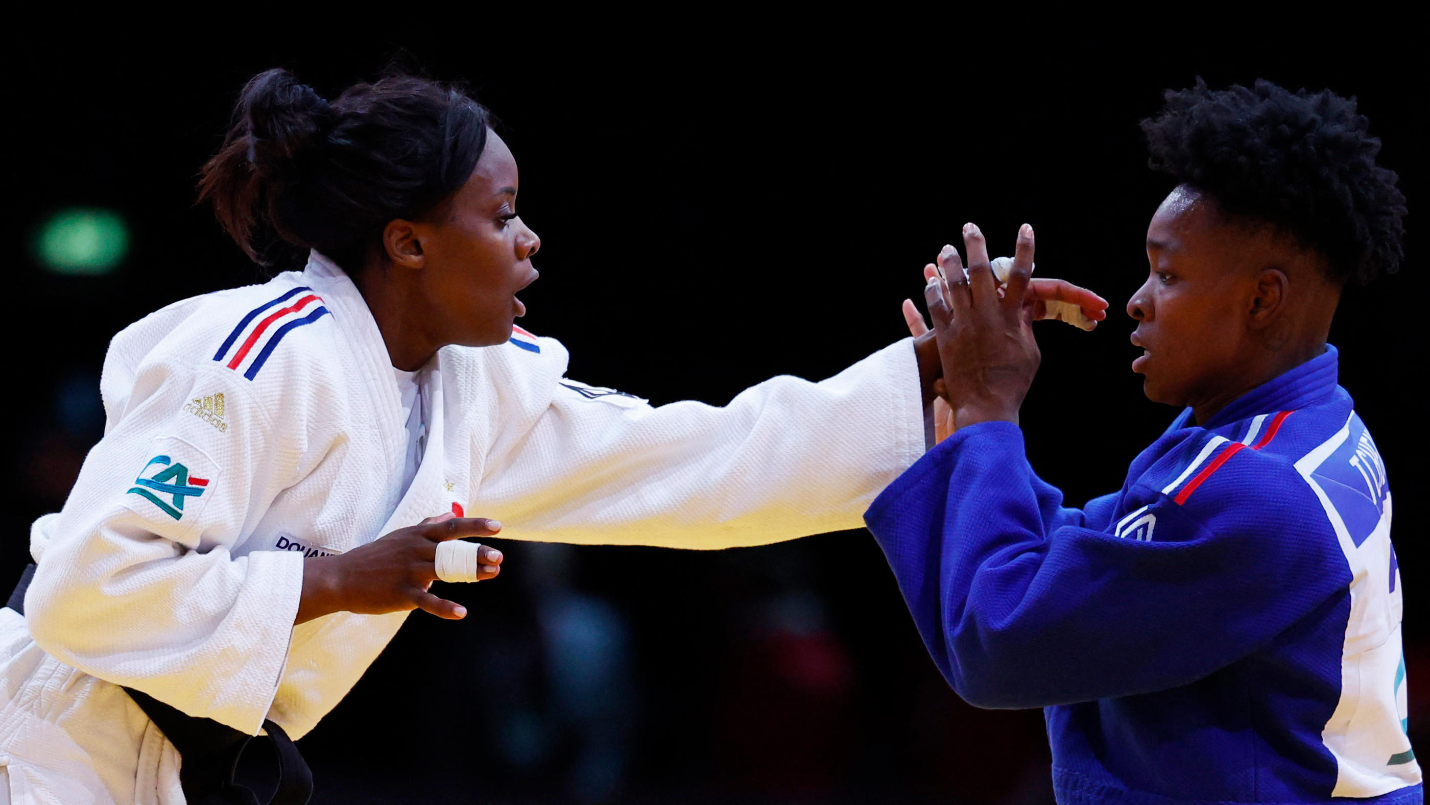 Madeleine Malonga (à gauche) et Audrey Tcheumeo ne s'adressent plus la parole depuis que la première a été sélectionnée pour les Jeux au détriment de l'autre, pourtant récente championne d'Europe. REUTERS/Gonzalo Fuentes