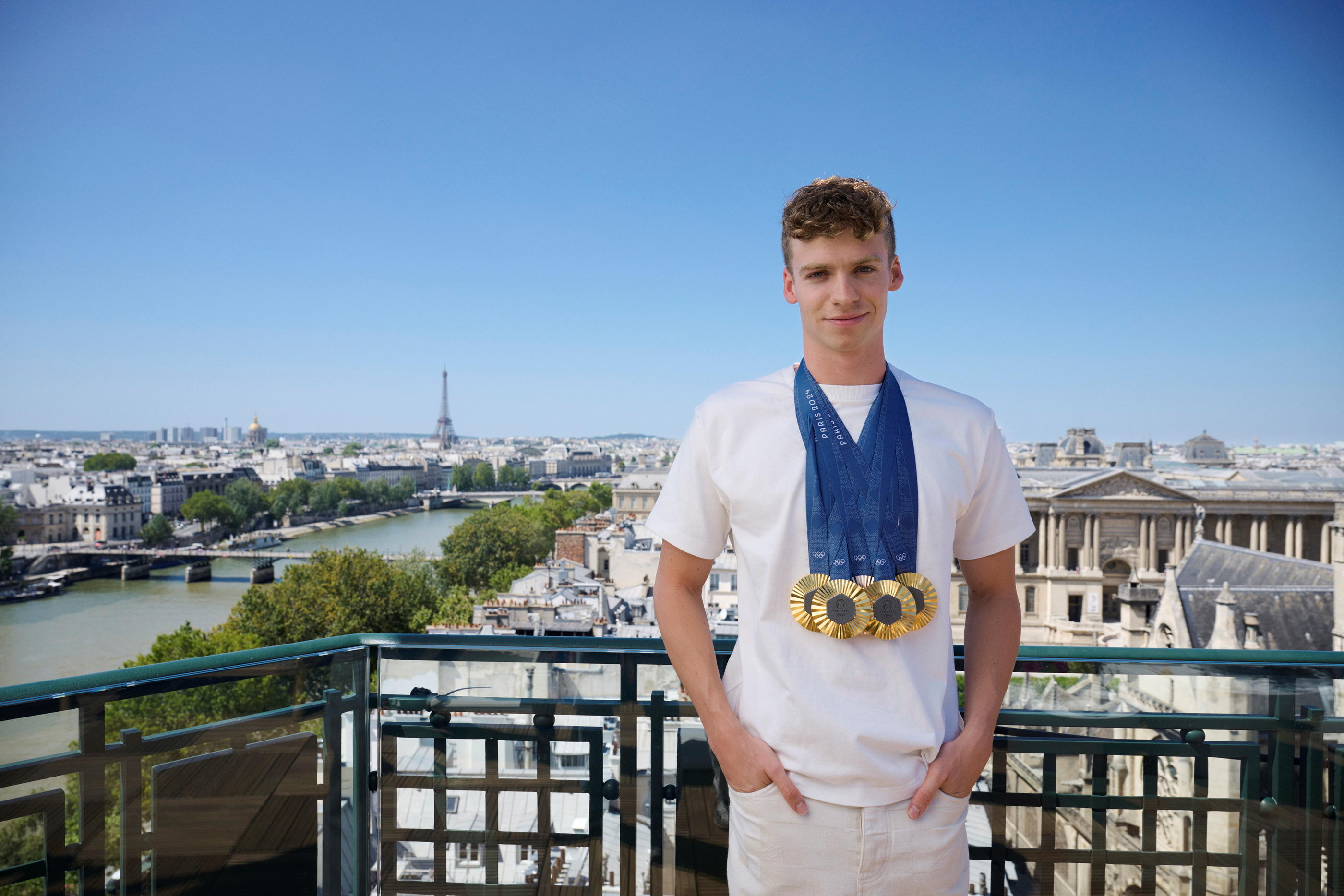 Après tous ses exploits et ses médailles d'or, Léon Marchand est devenu la star des Jeux de Paris. Yann Stofer