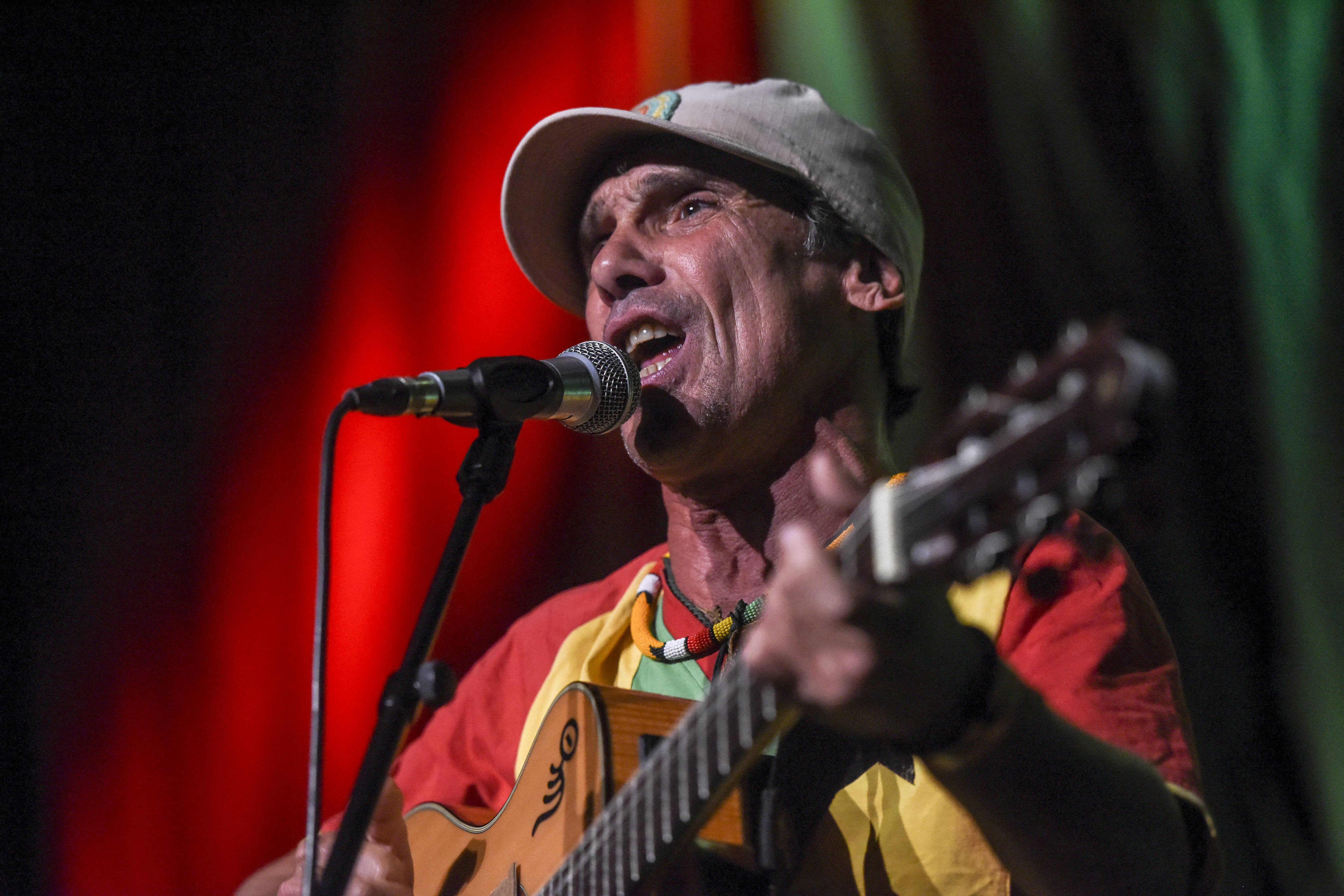 Le cinquième disque solo de Manu Chao (ici en 2019) compte treize chansons, comme toujours dominées par l’espagnol, avec un tiers de textes en anglais et en français. AFP/Robert Atanasovski