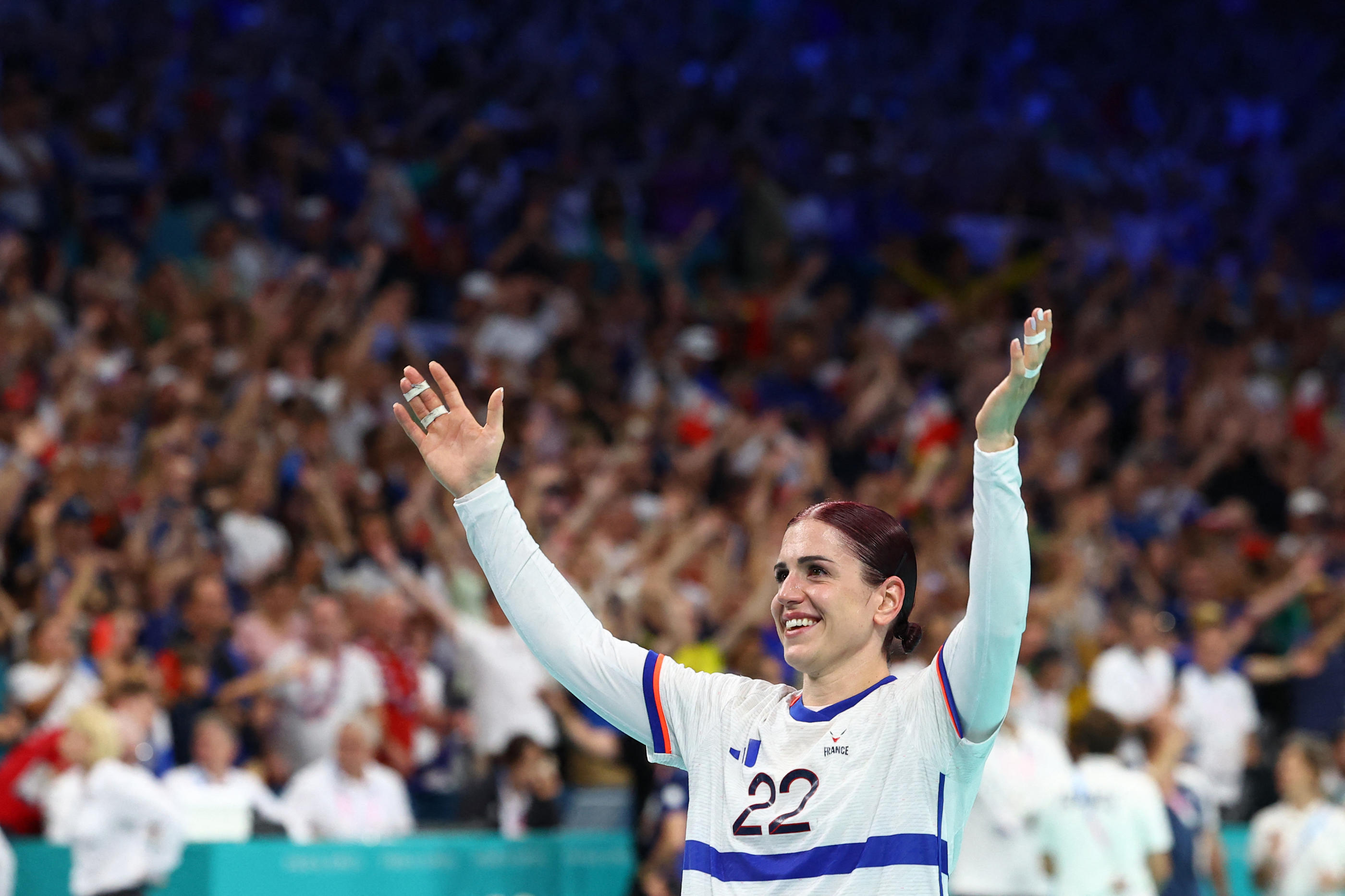 Malgré la défaite, les Bleues ont célébré leur médaille d'argent avec le public lillois. REUTERS/Bernadett Szabo