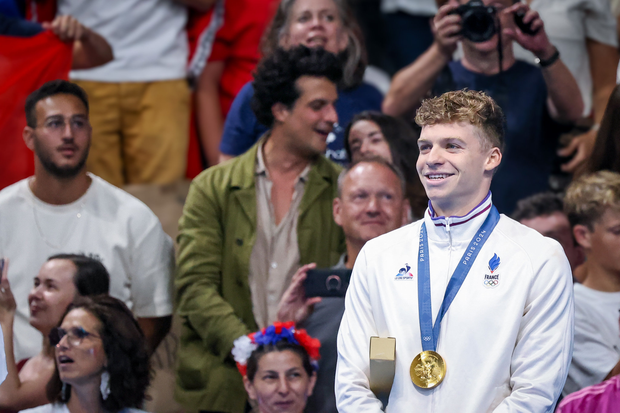 Léon Marchand après sa quatrième médaille d'or individuelle, le 31 juillet. Ce soir-là, 11,6 millions de personnes ont suivi en direct ses deux titres sur 200 m papillon et 200 m brasse. LP/Frédéric Dugit