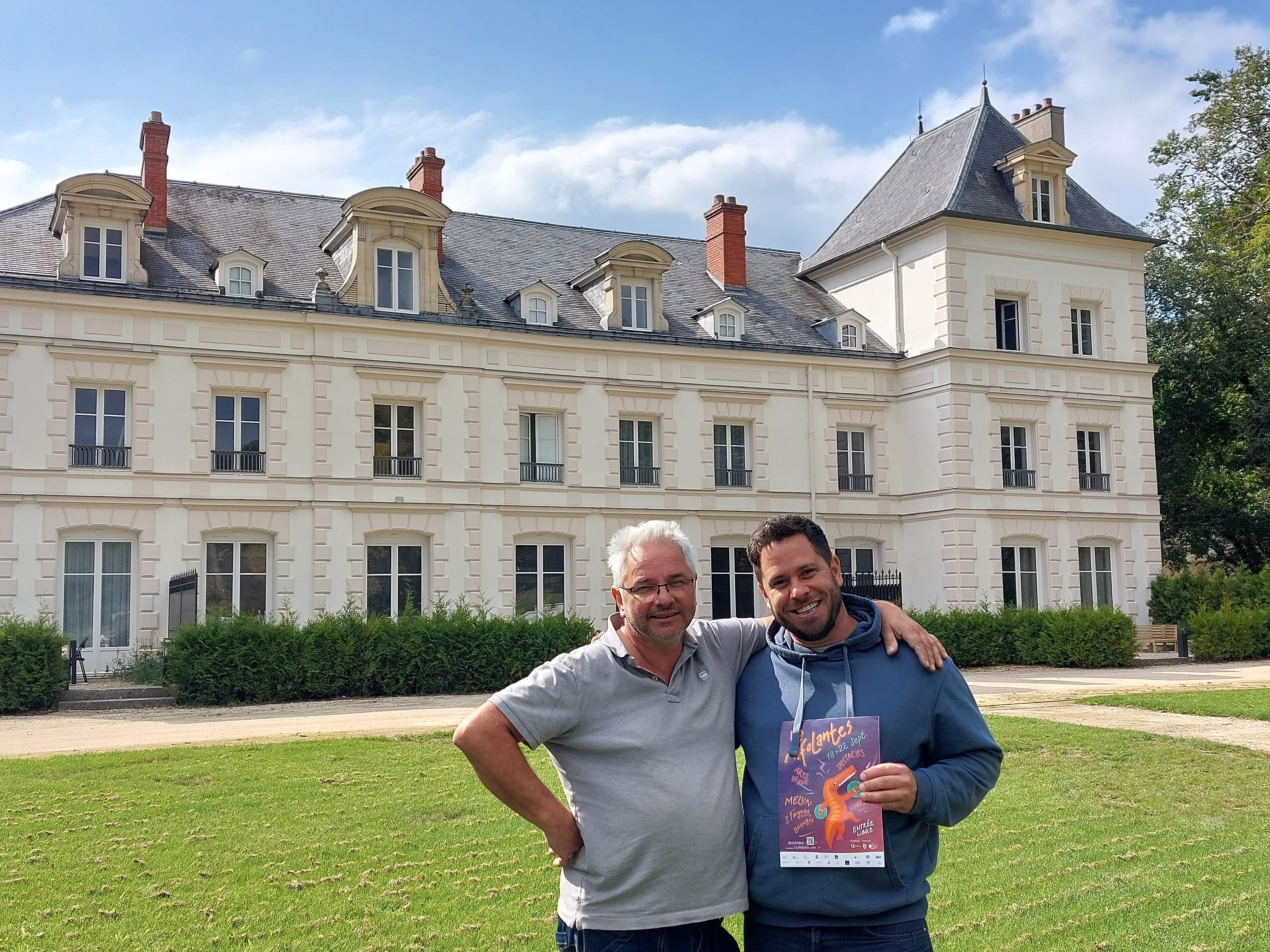 Boissettes, (Seine-et-Marne), le mardi 17 septembre 2024. Gilles Lamarre (à g.) prête à Simon Pigot, organisateur des Affolantes, le parc de son château pour une pièce de théâtre et un concert de jazz manouche ce mercredi soir. LP/Sophie Bordier