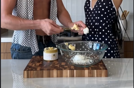 Un couple de tiktokeurs fabrique une crème solaire maison. TikTok / naraazizasmith