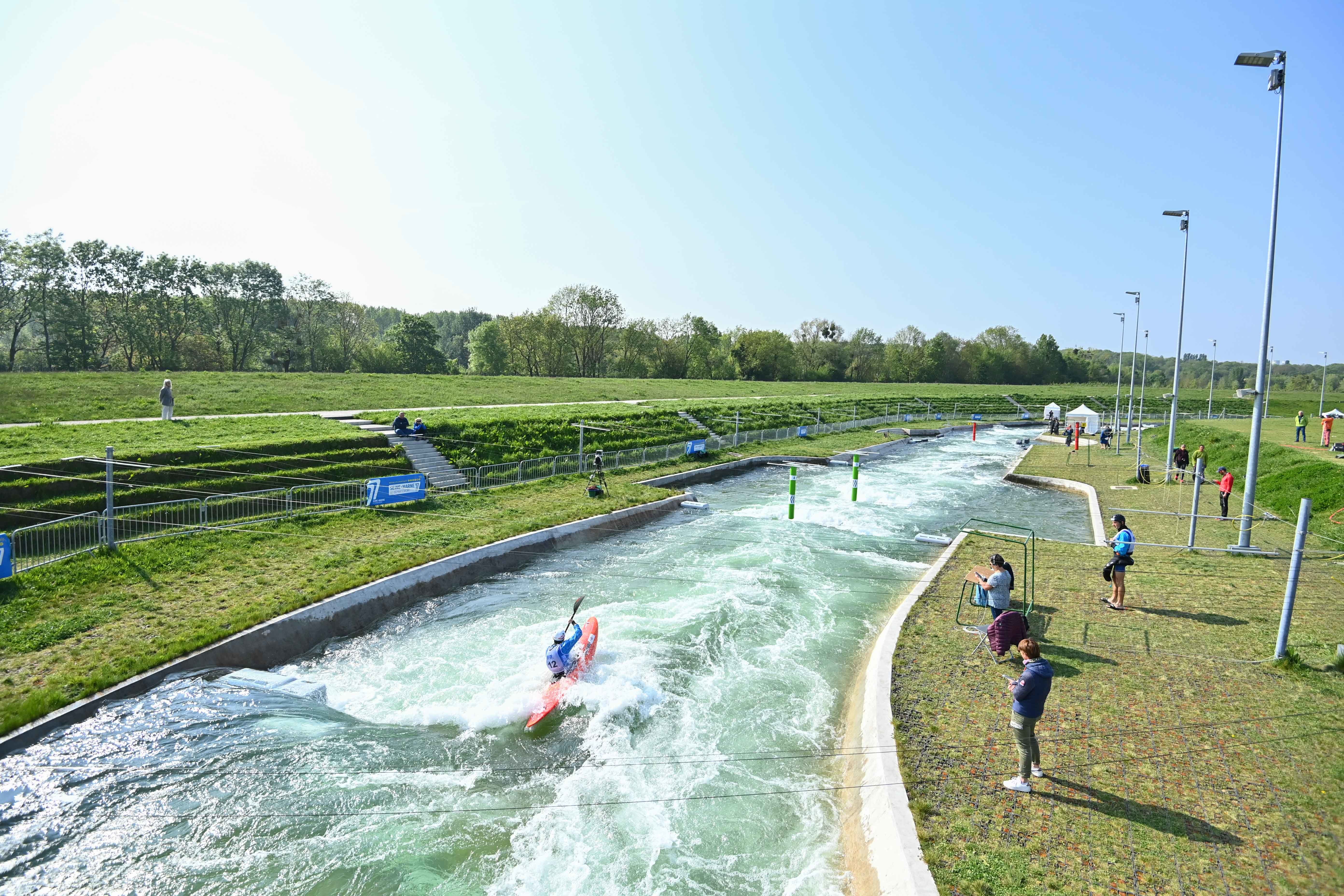 À Vaires-sur-Marne (Seine-et-Marne), sur le site d’eau vive, les céistes et kayakistes français se sont familiarisés depuis 2019 avec les différents parcours de slalom souvent très complexes. Photo Icon Sport/Anthony Dibon