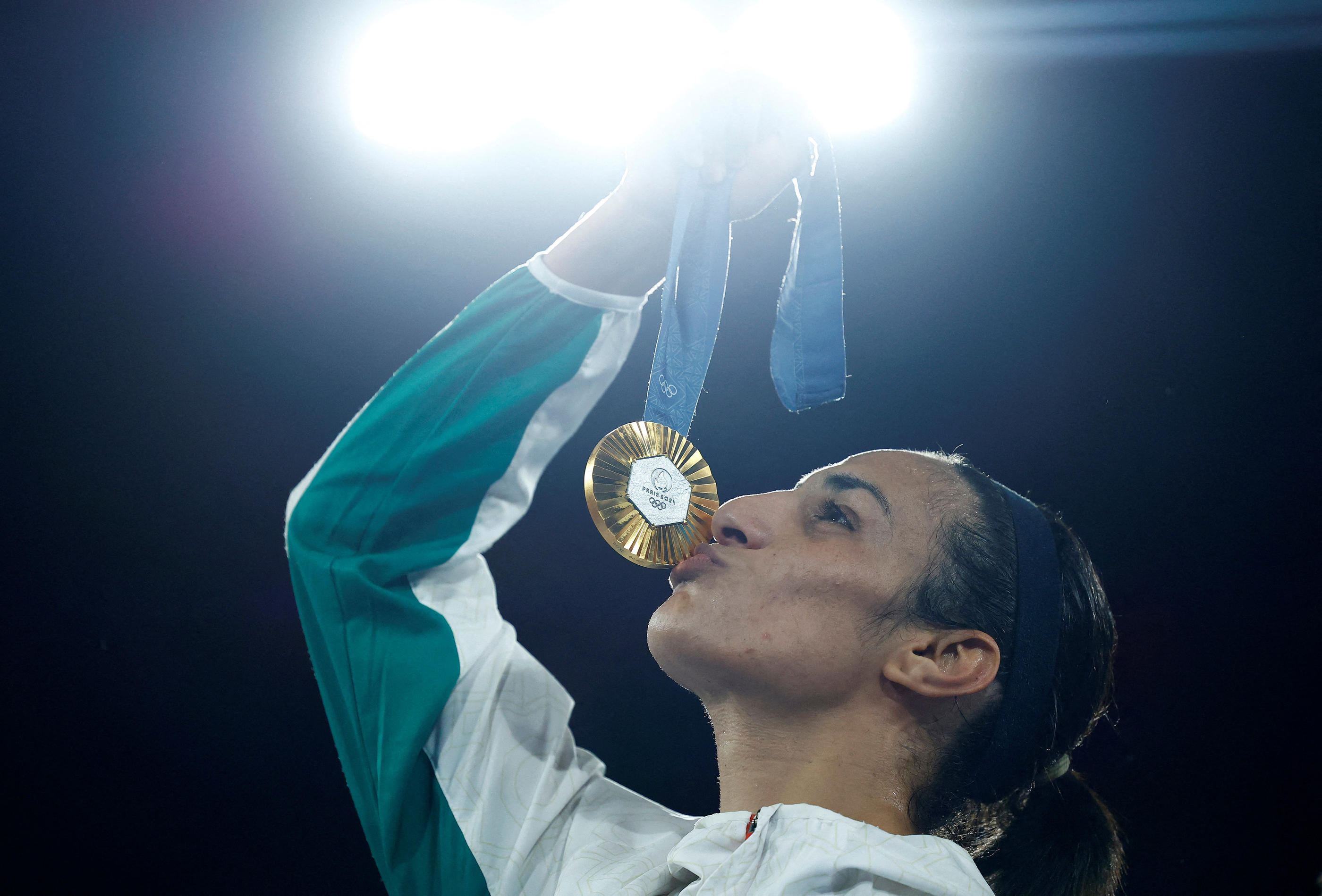 Sacrée en or, la boxeuse Imane Khelif a connu des Jeux olympiques entre victoires sur le ring et commentaires dénigrants en dehors. Reuters/Peter Cziborra