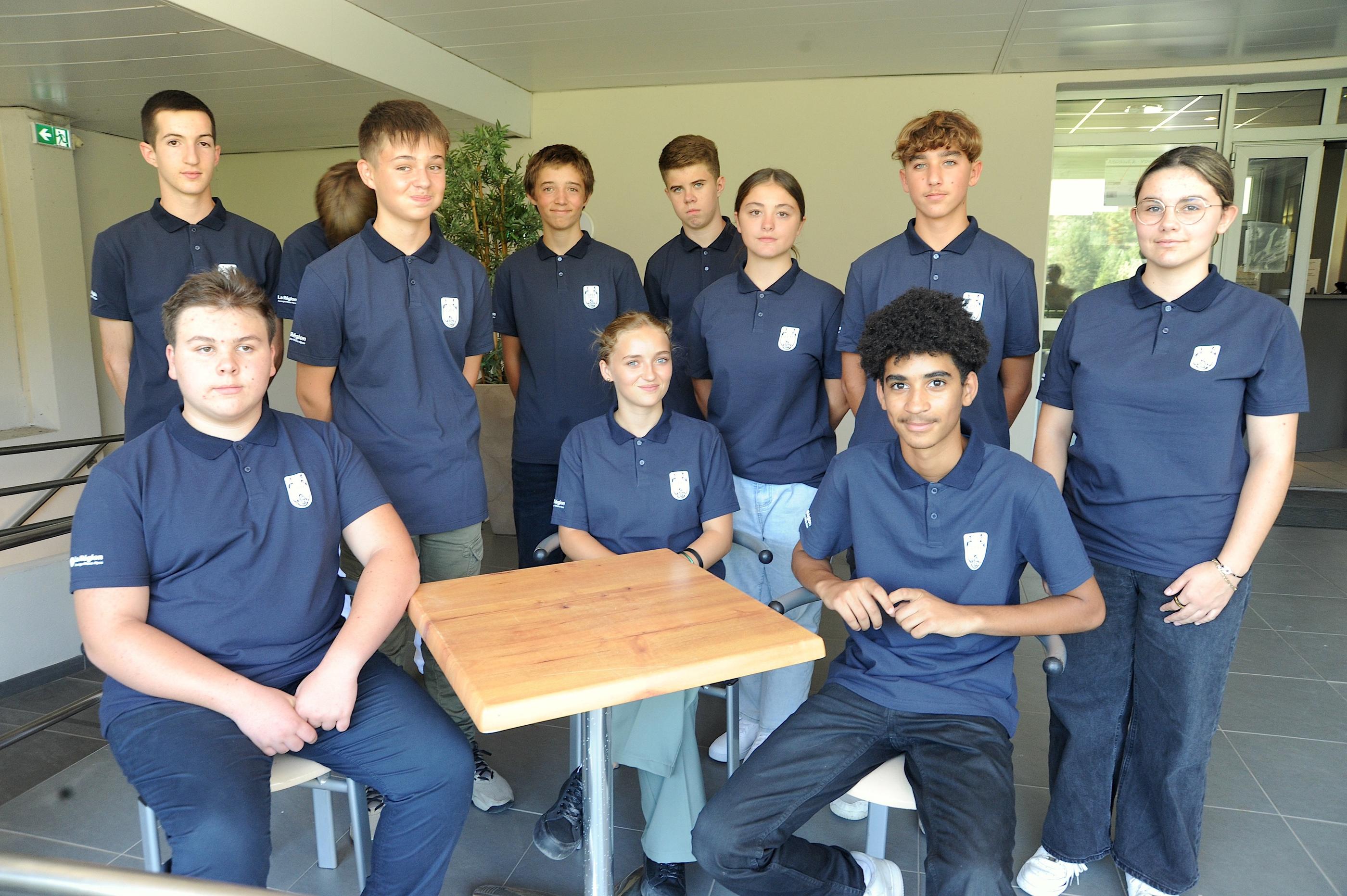 Ces élèves du lycée hôtelier de Largentière arborent le polo bleu marine qu'ils devront porter durant toute l'année scolaire. LP/Cyril Michaud