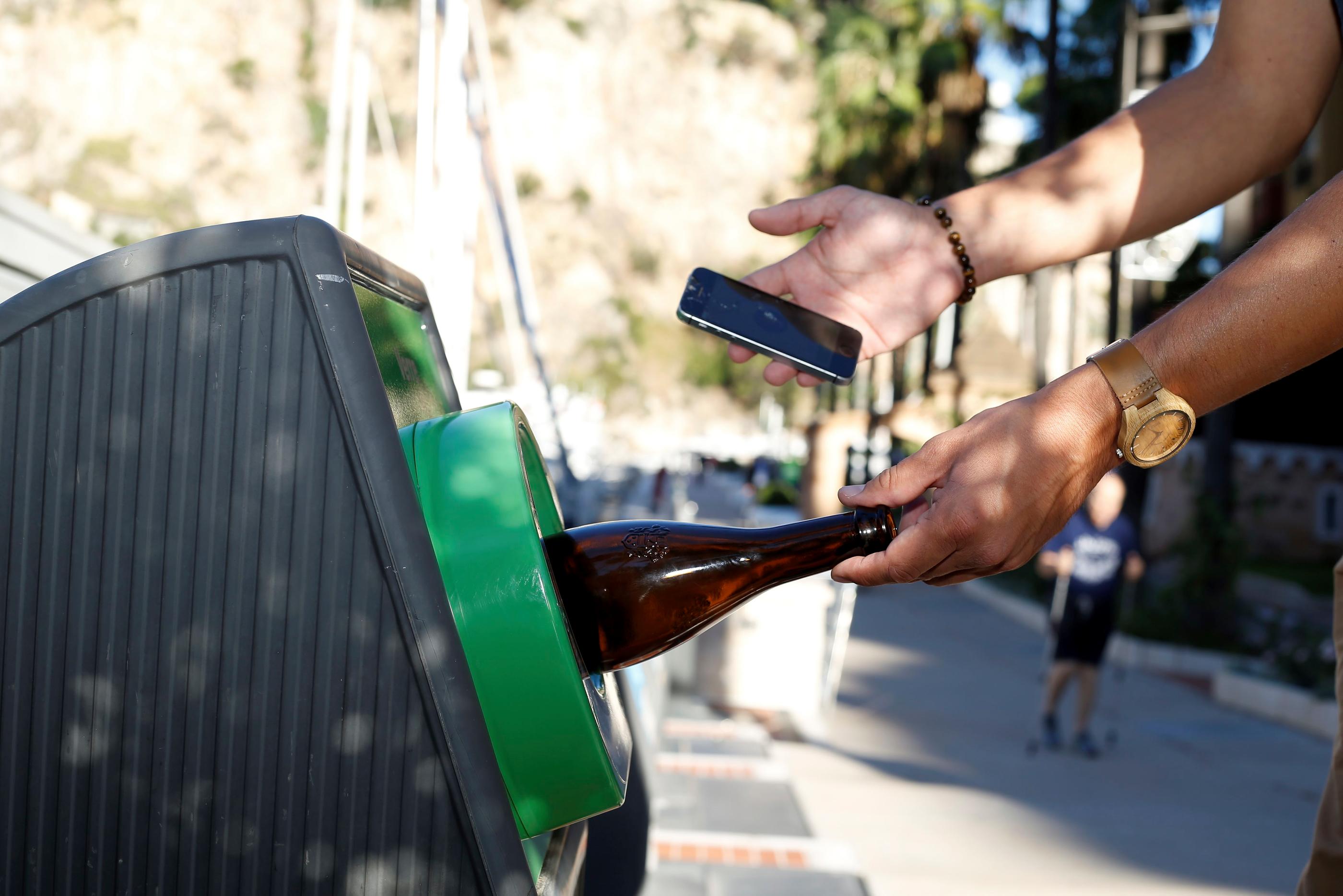 Le principe de «Cliiink» est simple. À chaque fois qu’on dépose un contenant en verre dans une de ses bornes connectées, on gagne des points qui sont convertibles en bons d’achat ou de réduction chez les commerçants et enseignes du coin. PhotoPQR/Nice Matin/Jean-François Ottonello