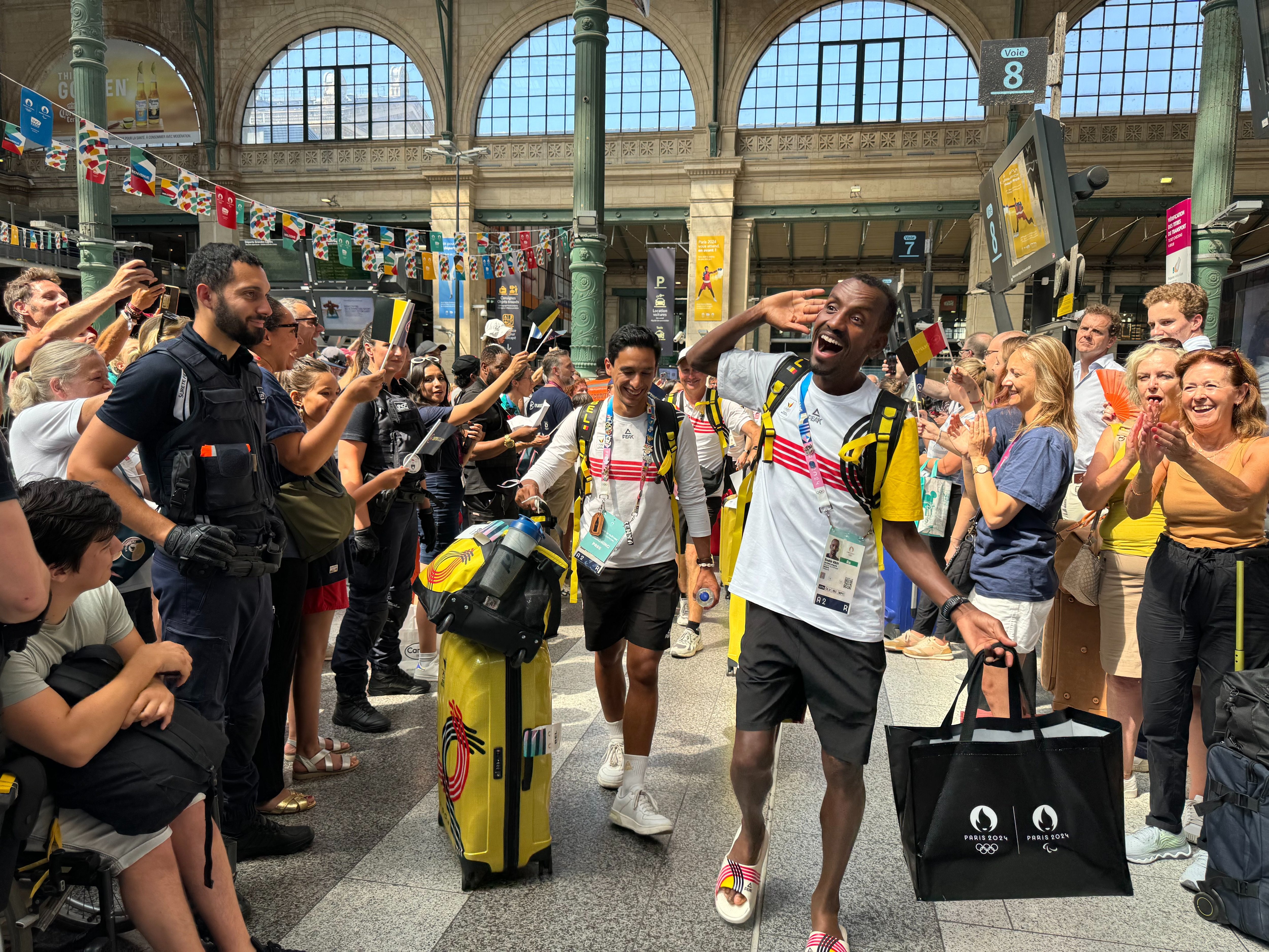 Gare du Nord (Paris Xe), le 12 août. Plusieurs délégations, dont celle de la Belgique, ont pris le train avec le sourire et en musique (ici, Bashir Abdi, vice-champion olympique du marathon). LP/P.A.