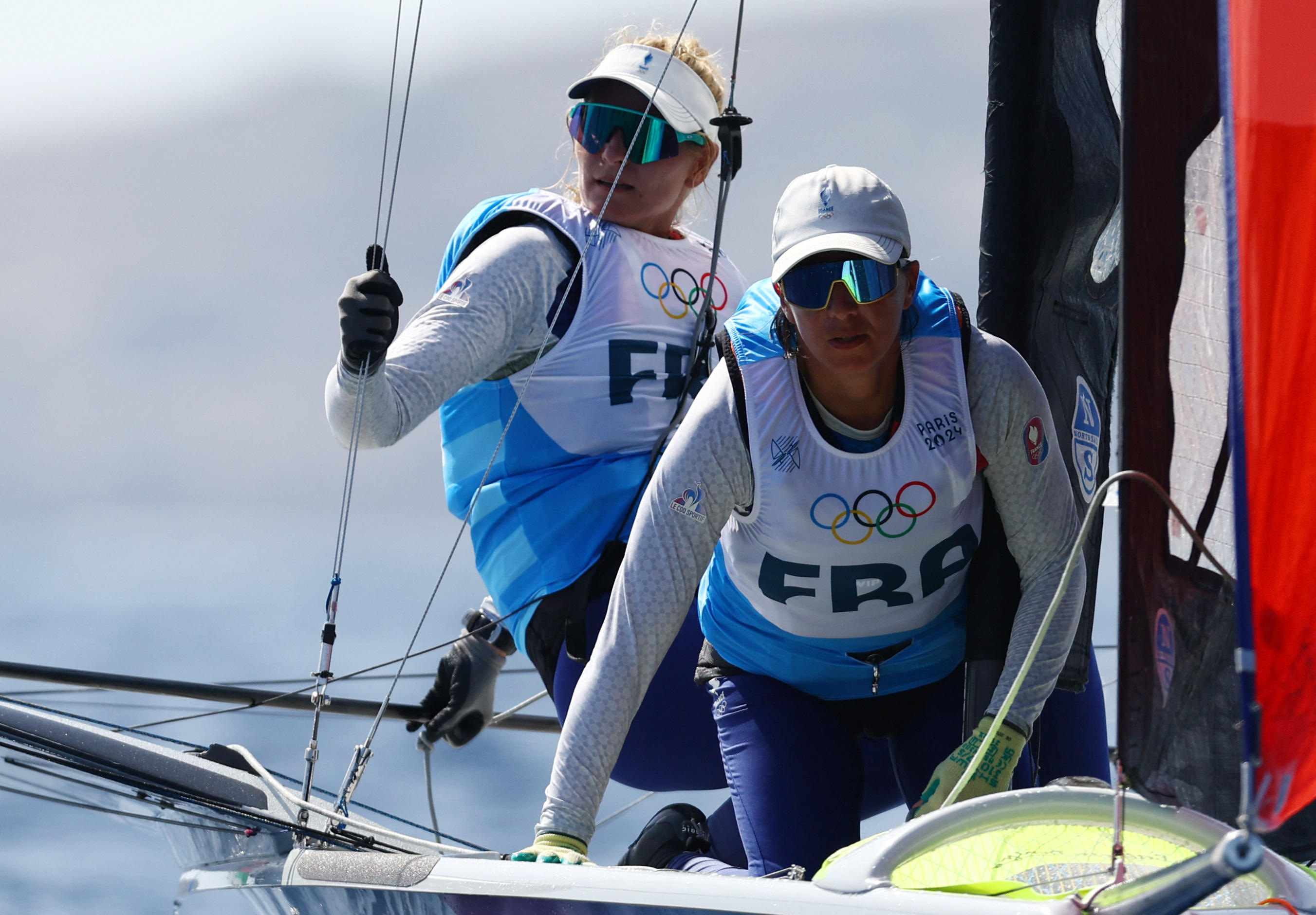 Charline Picon et Sarah Steyaert ont pris la tête du classement général sur leur bateau. REUTERS/Andrew Boyers