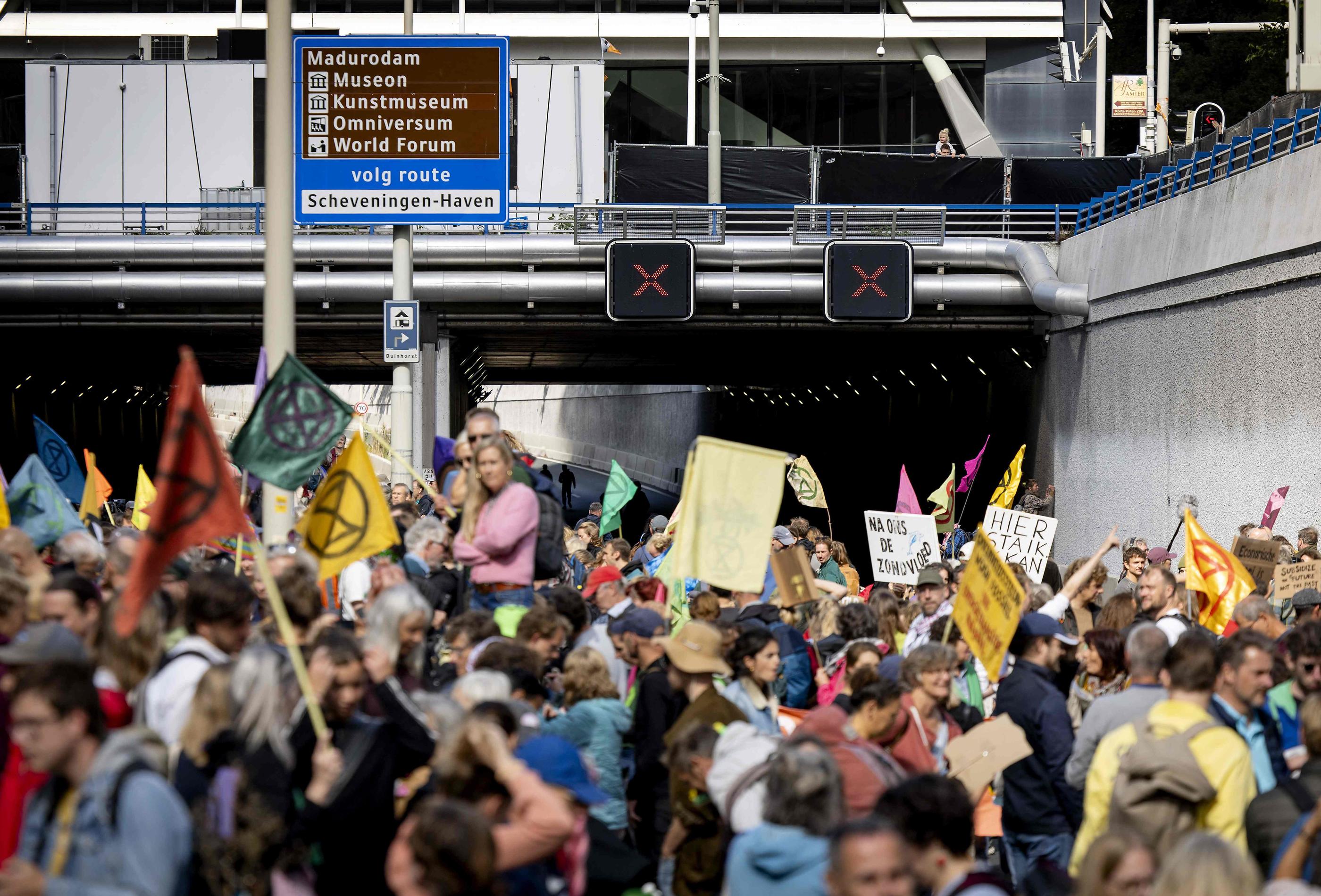 Les militants climatiques d'Extinction Rebellion ont bloqué une autoroute majeure traversant La Haye, le 14 septembre 2024. AFP/ANP/Sem van der Wal