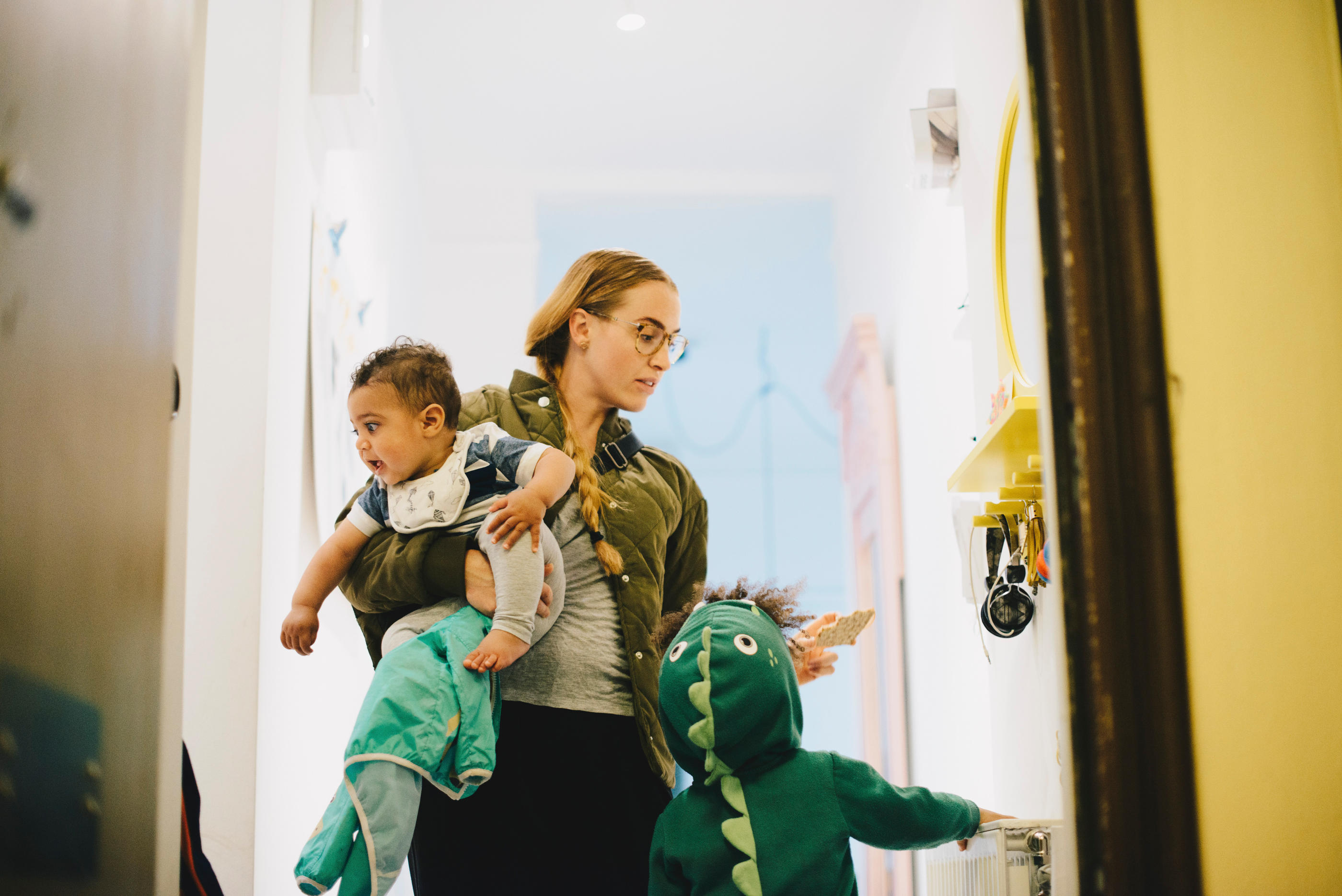 Les mères souffrent des petites remarques culpabilisantes distillées dans les crèches et garderies pour aller chercher leur enfant le plus tôt possible. (Illustration) Istock