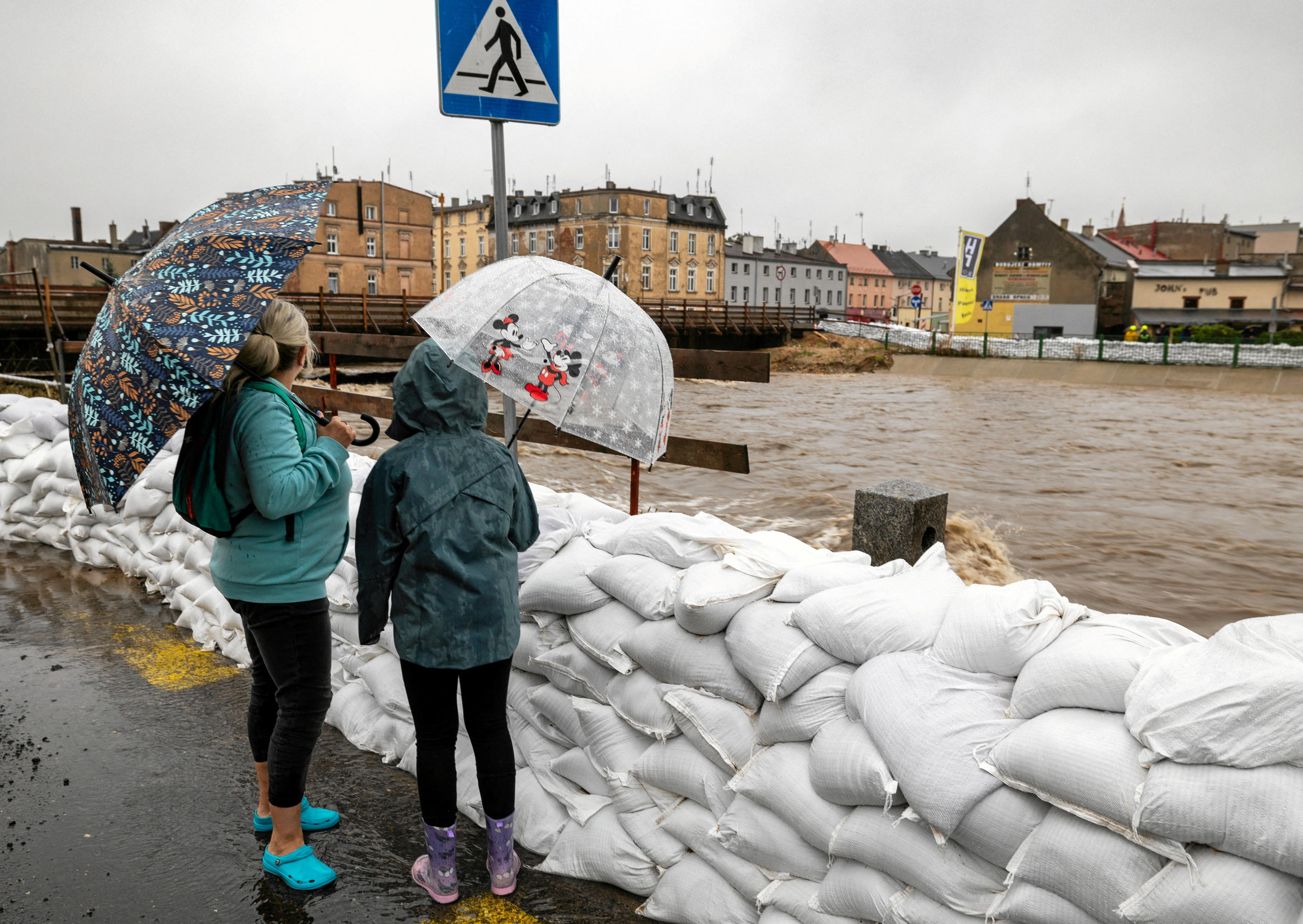 Des sacs de sable ont été empilés sur la rive de la rivière Bialka, à Glucholazy (Pologne), ici ce samedi 14 septembre. REUTERS/Agencja Wyborcza.pl/Grzegorz Celejewski