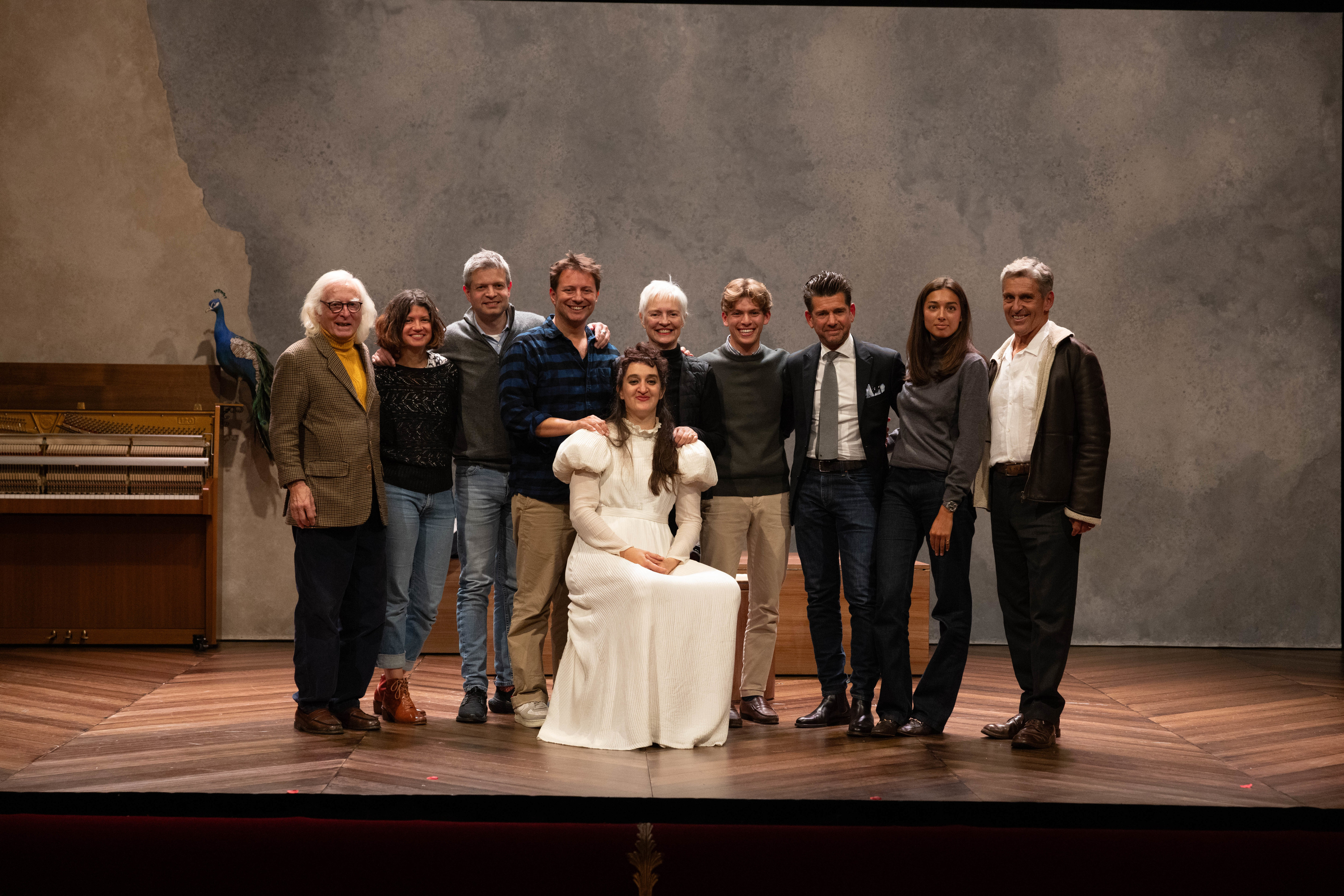 Paris (Ier), le 12 septembre. Photo de famille avec les descendants de Sarah Bernhardt et l'actrice Estelle Meyer (au centre). LP/Olivier Arandel