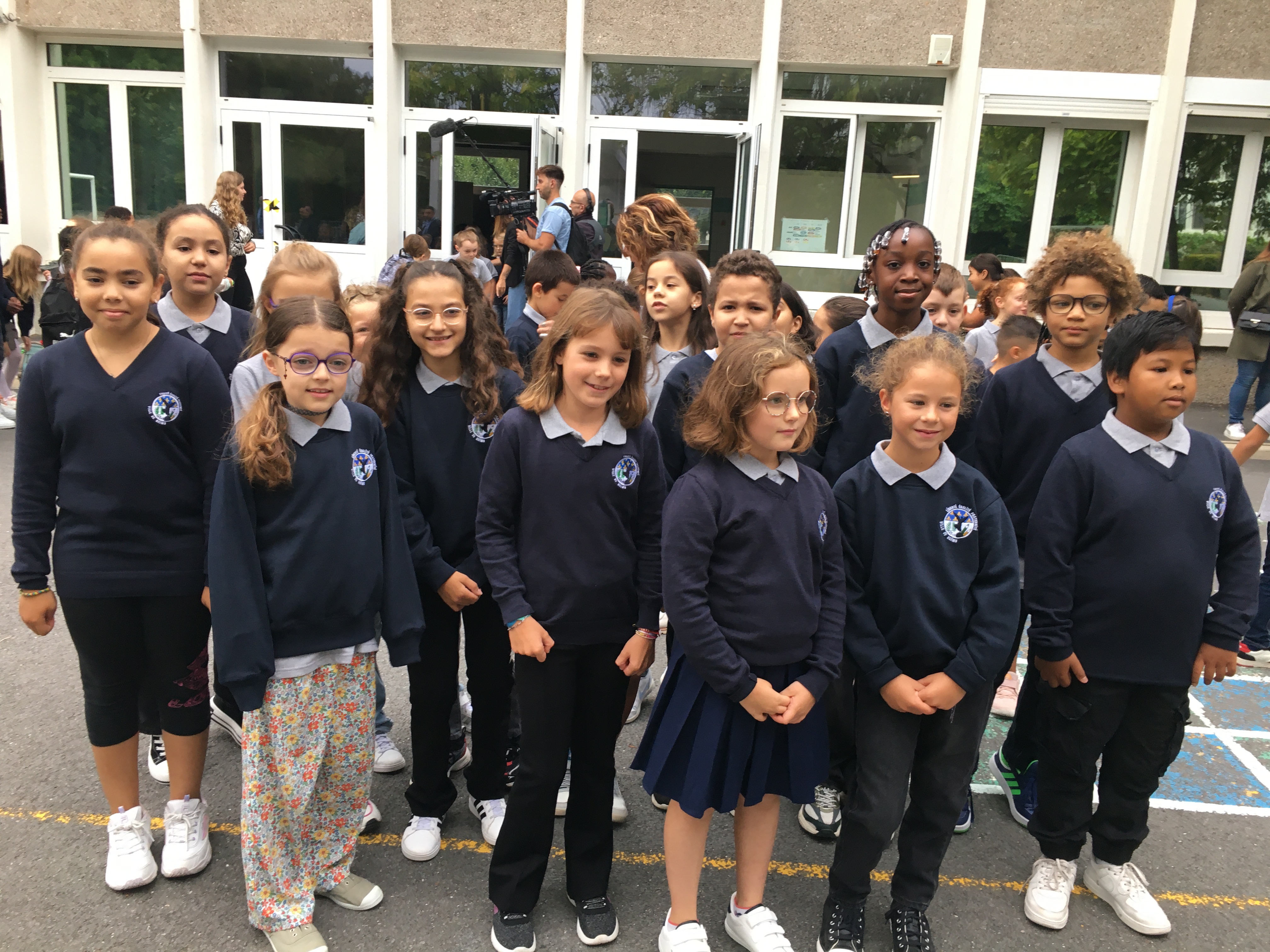 Toute la classe de CE2-CM1 a revêtu l'uniforme ce jeudi matin à l'école Sculpteurs-Jacques à Reims (Marne). Ils inaugurent ce jeudi 5 septembre leur nouvelle tenue avec l'écusson de la ville brodé sur leur sweat./LP/Marie Blanchardon