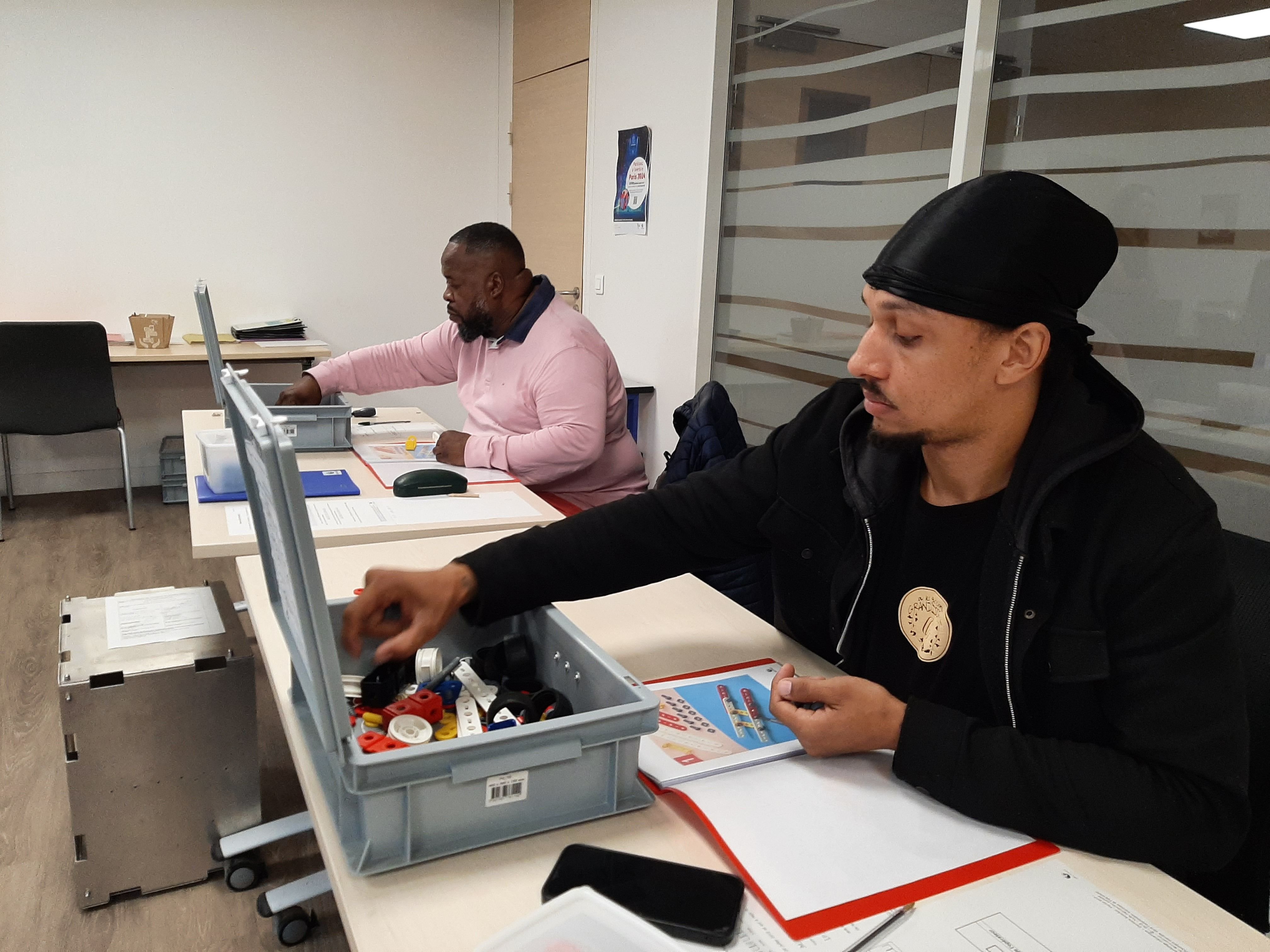 Chennevières-sur-Marne (Val-de-Marne), le 5 septembre. Les candidats aux postes de mécanicien aéronautique chez Air France Industries à Orly sont évalués grâce à des exercices pratiques effectués à l'agence France Travail. LP/Marine Legrand