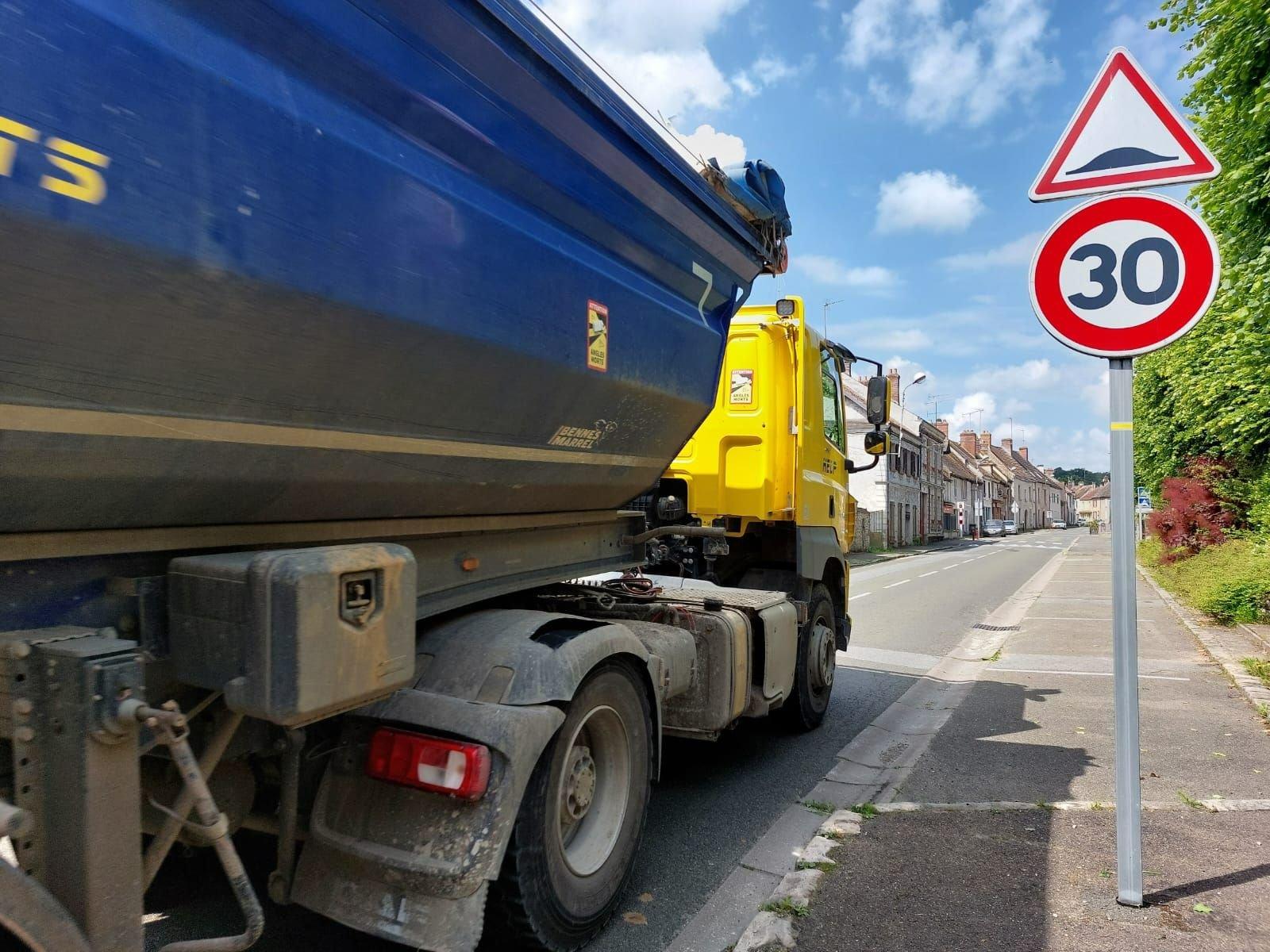 Sainte-Mesme (Yvelines). Pour la maire du village, le passage fréquent des poids lourds est «un véritable enfer». LP/Elisabeth Gardet