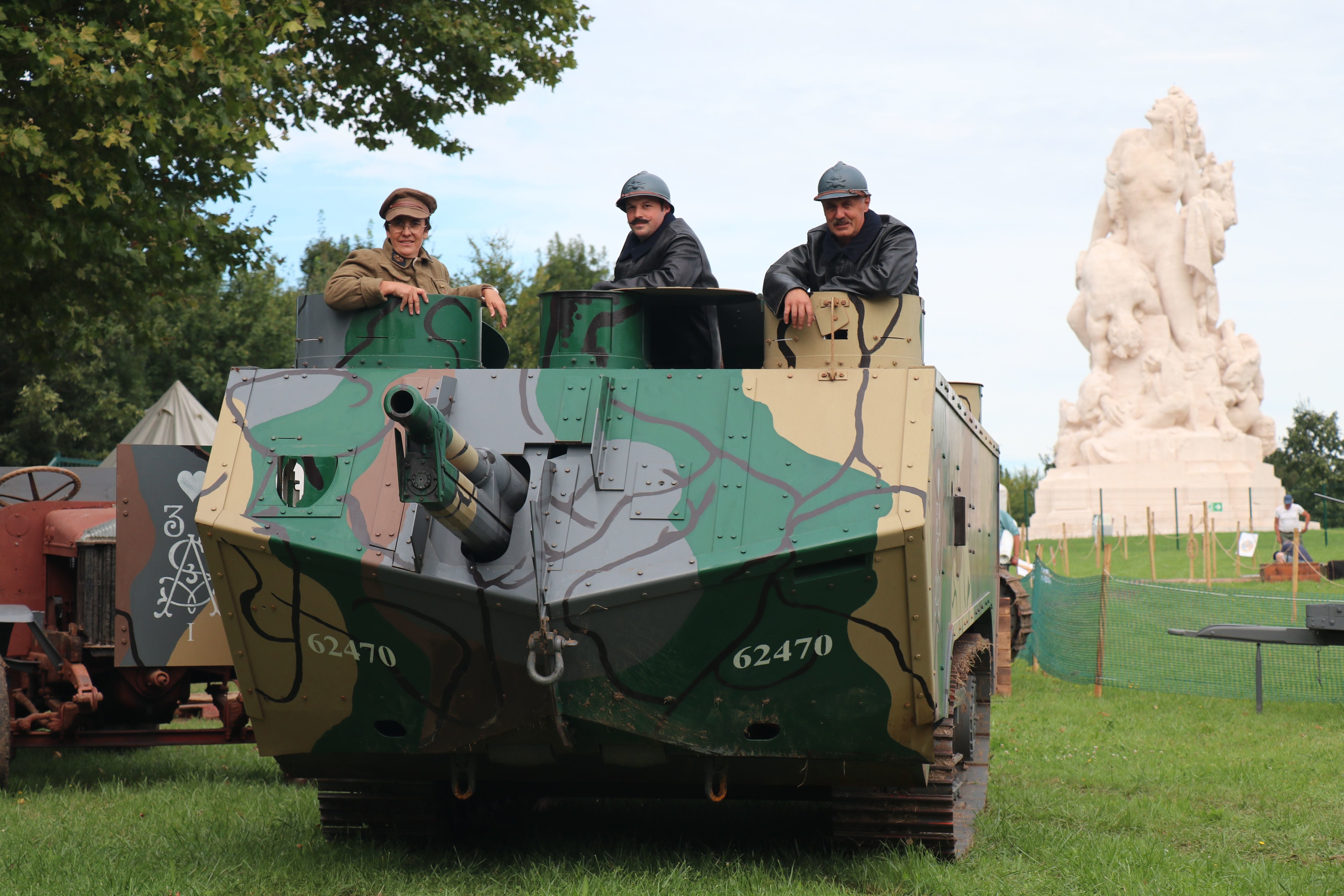 Meaux, vendredi 6 septembre 2024. Fanny (à gauche) et Stéphane Orlando (à droite) sur le char d'assaut Saint-Chamond 1916 qu'ils ont reconstitué de 2016 à 2019. Ils sont accompagnés de Judicaël Lelièvre, membre de l'association Mémoire de poilus. LP/Hugues Tailliez