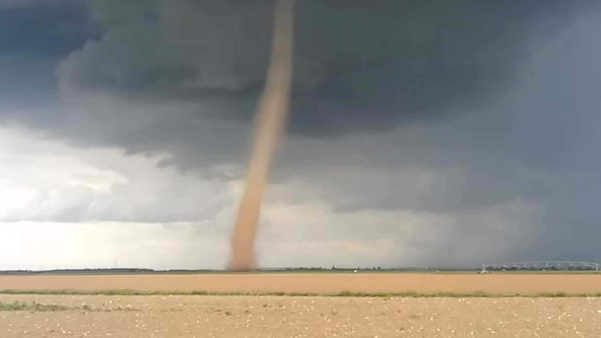 Loigny-la-Bataille (Eure-et-Loir), samedi. Cette tornade de faible intensité a parcouru environ 800 m au milieu des champs. Météo Centre-Val de Loire/Cédric Desroziers