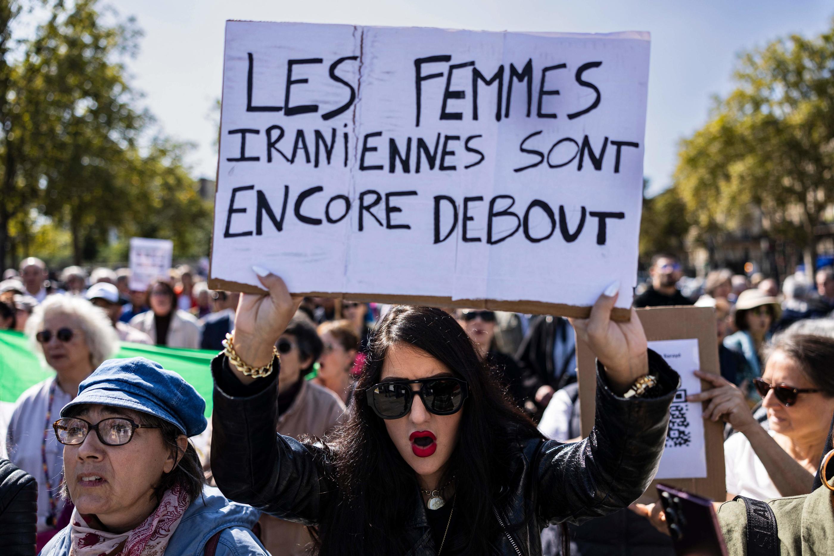 A Paris, une marche en soutien aux femmes iraniennes a été organisée par un collectif d’une vingtaine d’associations de défense des droits humains. AFP/Sameer Al-Doumy